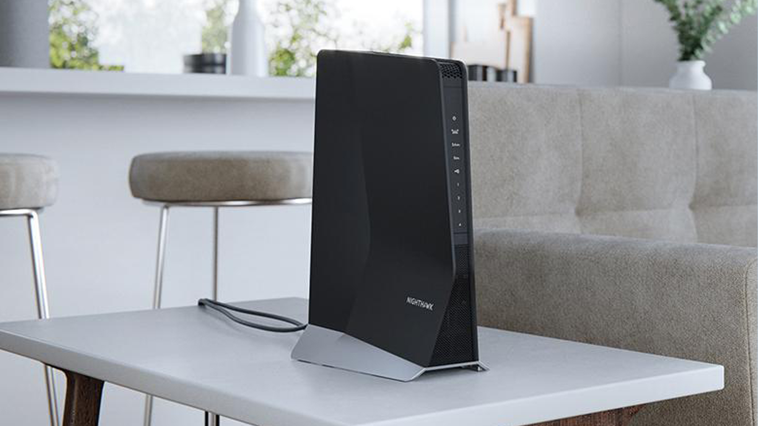 Netgear Nighthawk AX8 WiFi Mesh Extender (EAX80) sur la table dans le salon
