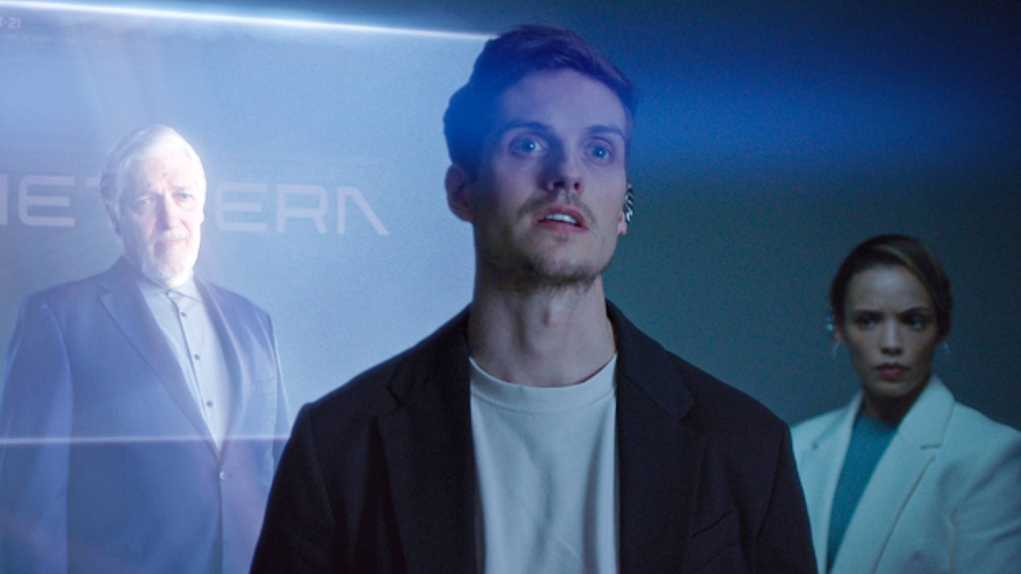 Clancy Brown en tant que président, Daniel Sharman en tant qu'Eric O'Connors, et Nicole Fortuin comme Angela