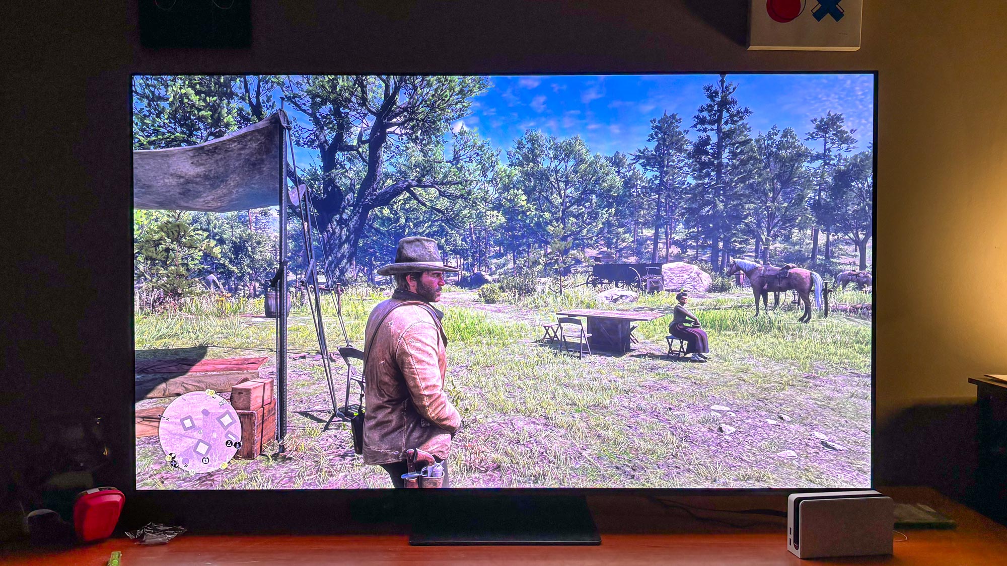 Samsung S95D TV OLED montré dans un salon