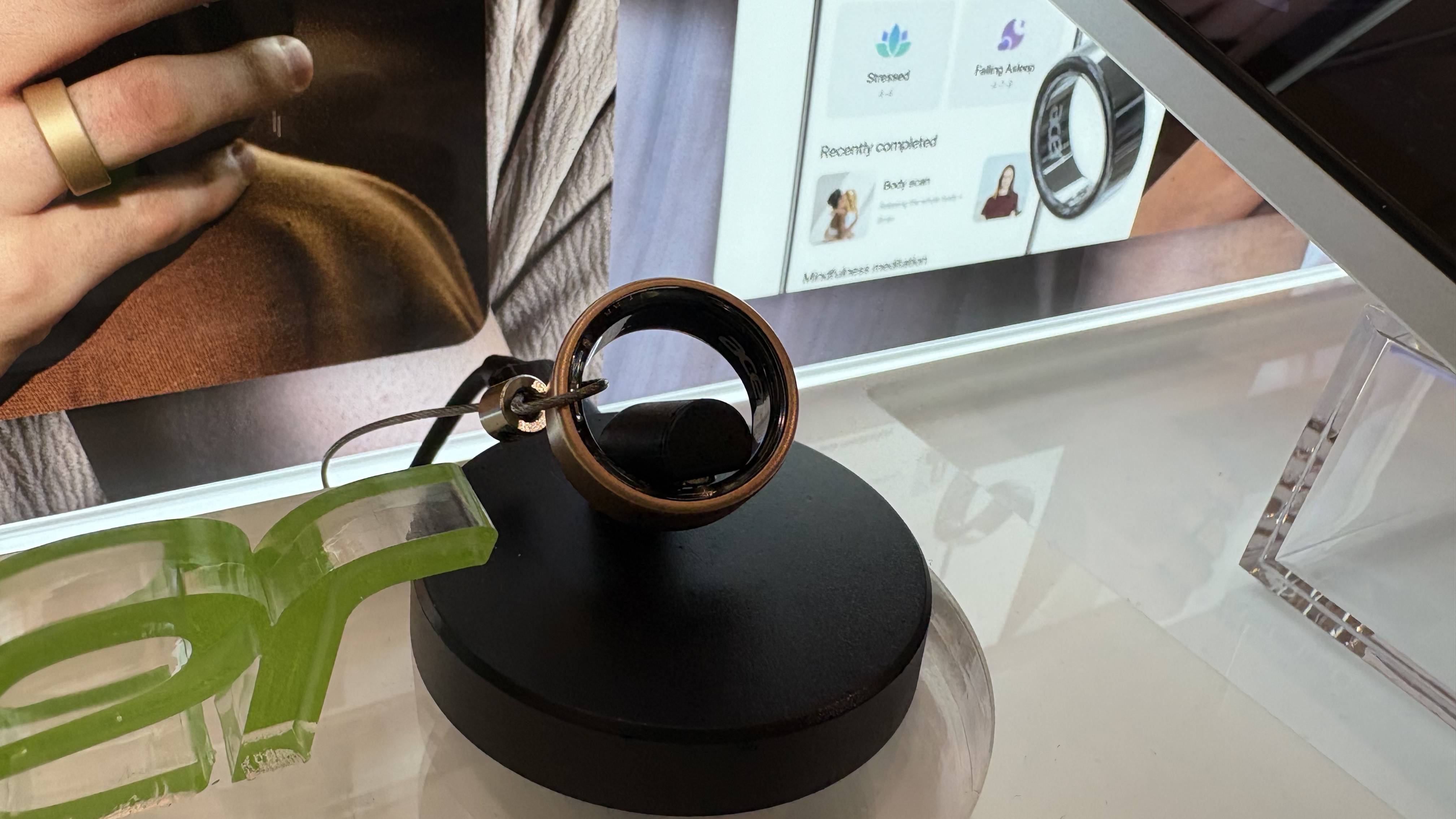 Acer FreeSense Ring sur le stand à côté du logo Acer