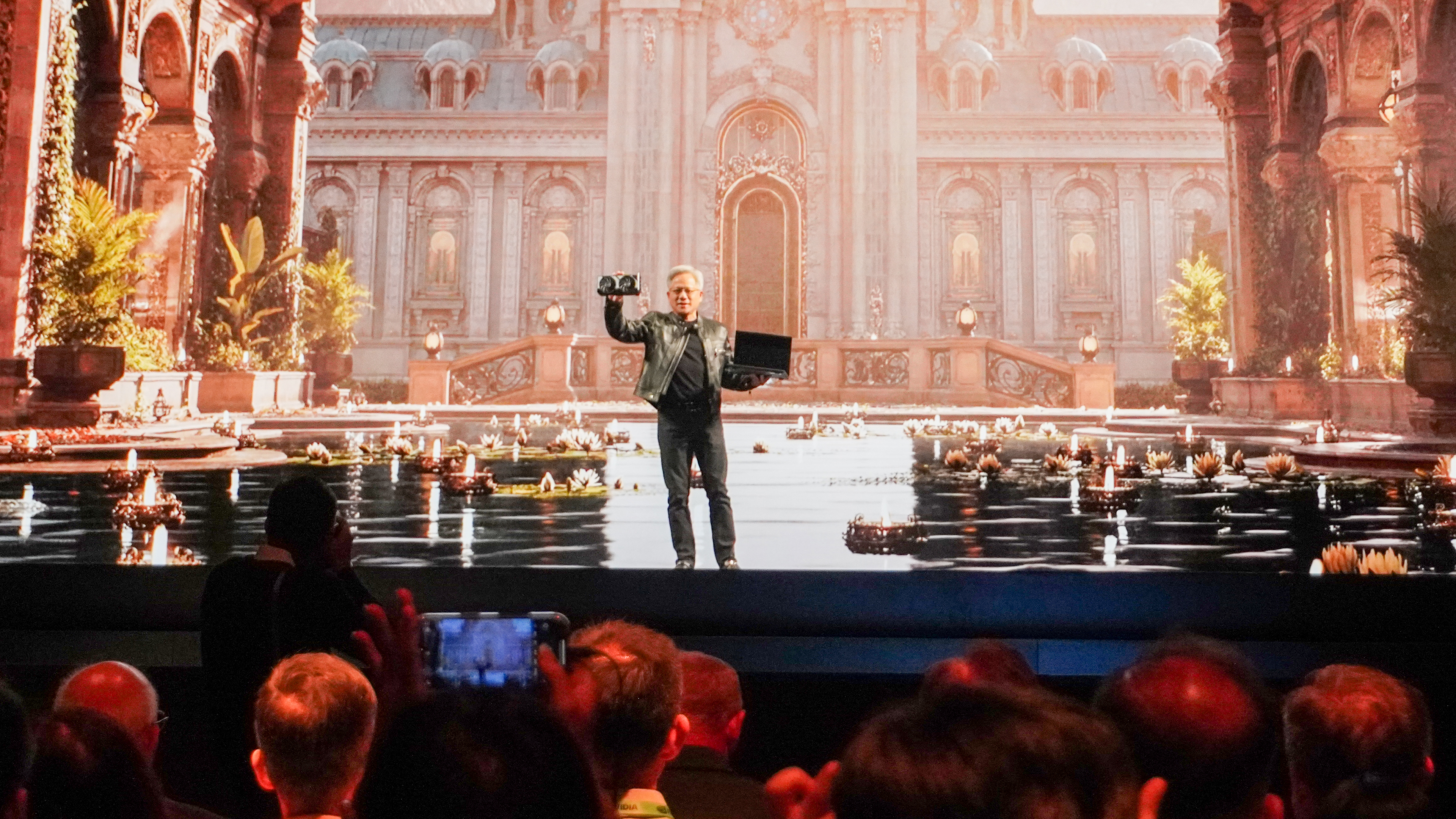 Le PDG de Nvidia, Jensen Huang à Computex 2025 Nvidia, tenant l'ordinateur portable RTX 5060 et MSI