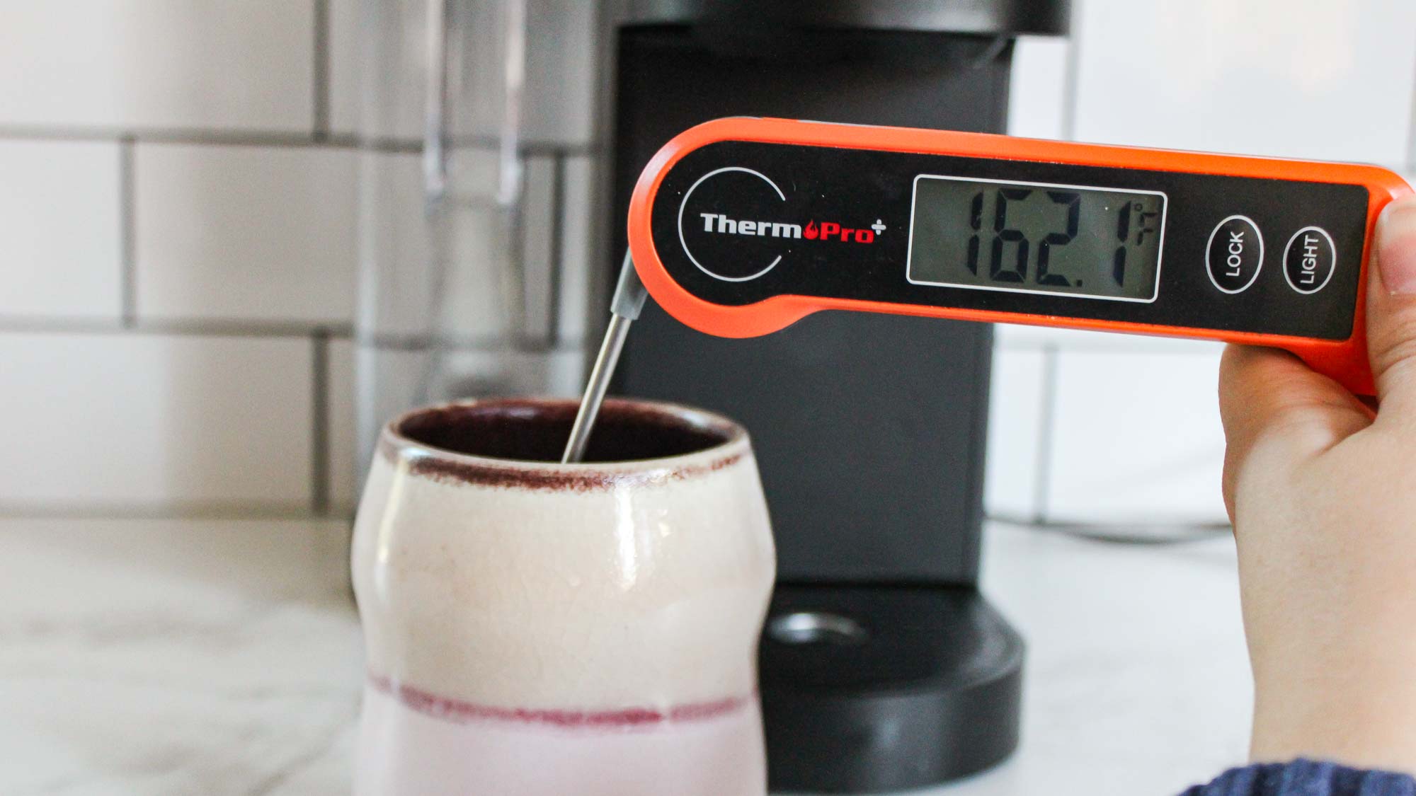Prendre la température du café fraîchement infusé