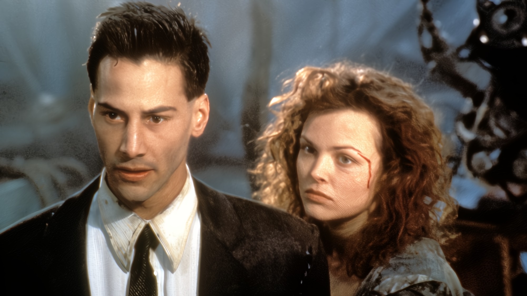 Keanu Reeves et Dina Meyer dans Johnny Mnemonic