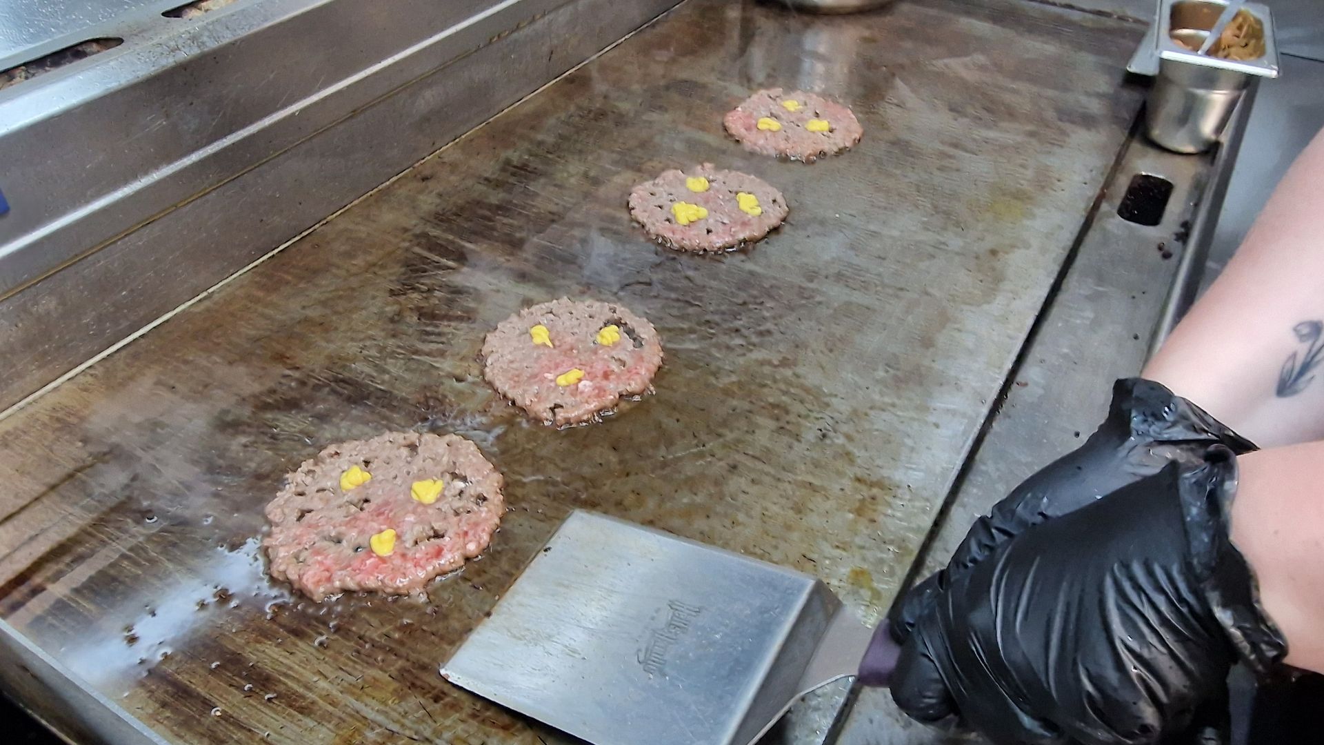 Smash Burger commençant à cuisiner sur un gril plat