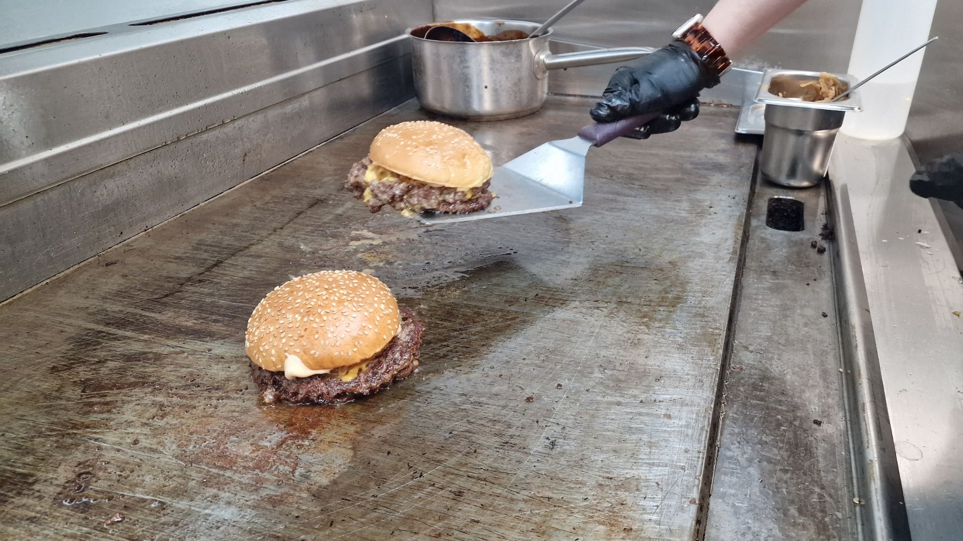 Fini les hamburgers Smash dans les petits pains se faisant retirer le gril