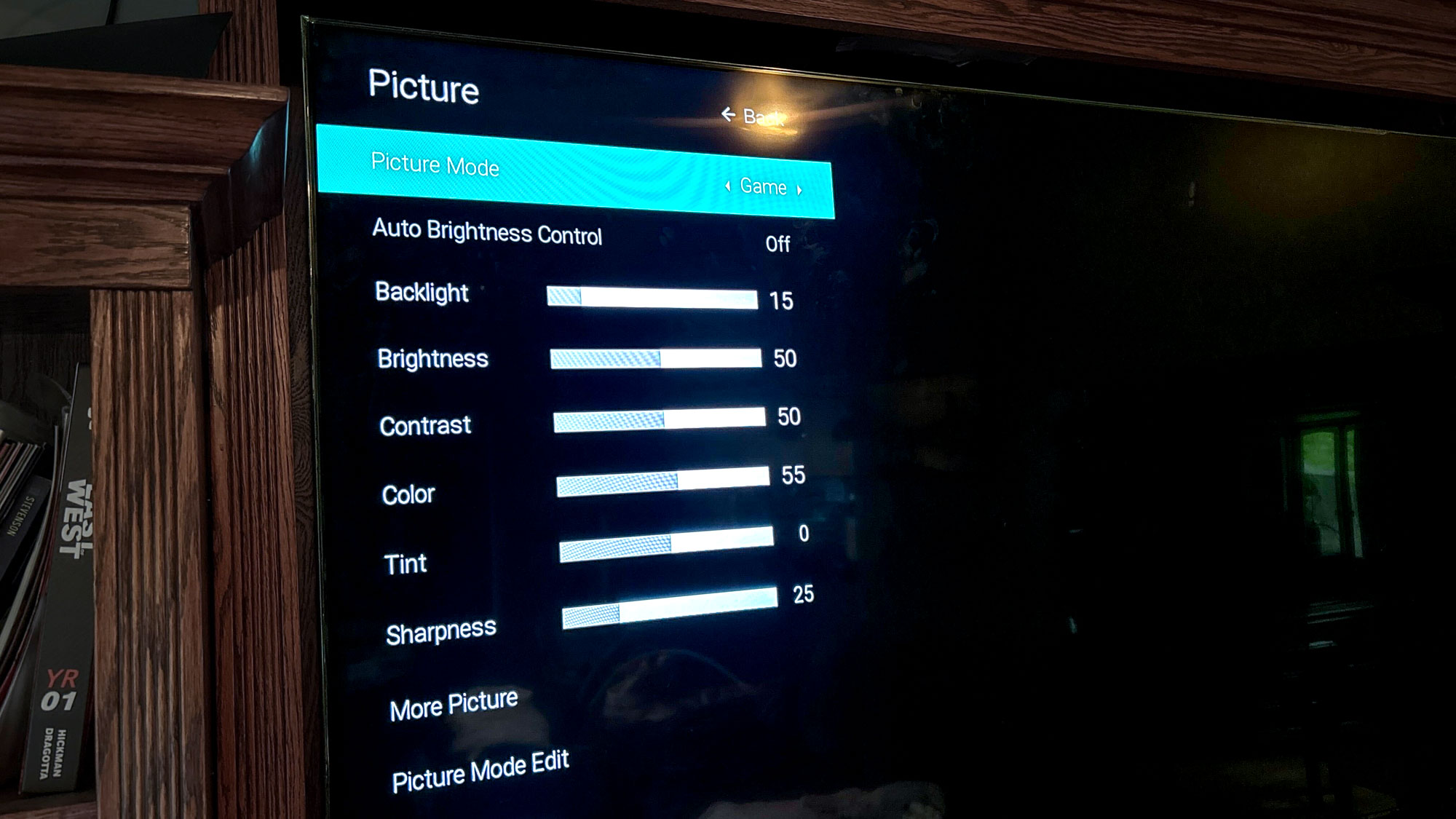 Vizio P-Series Quantum x TV sur stand dans le salon