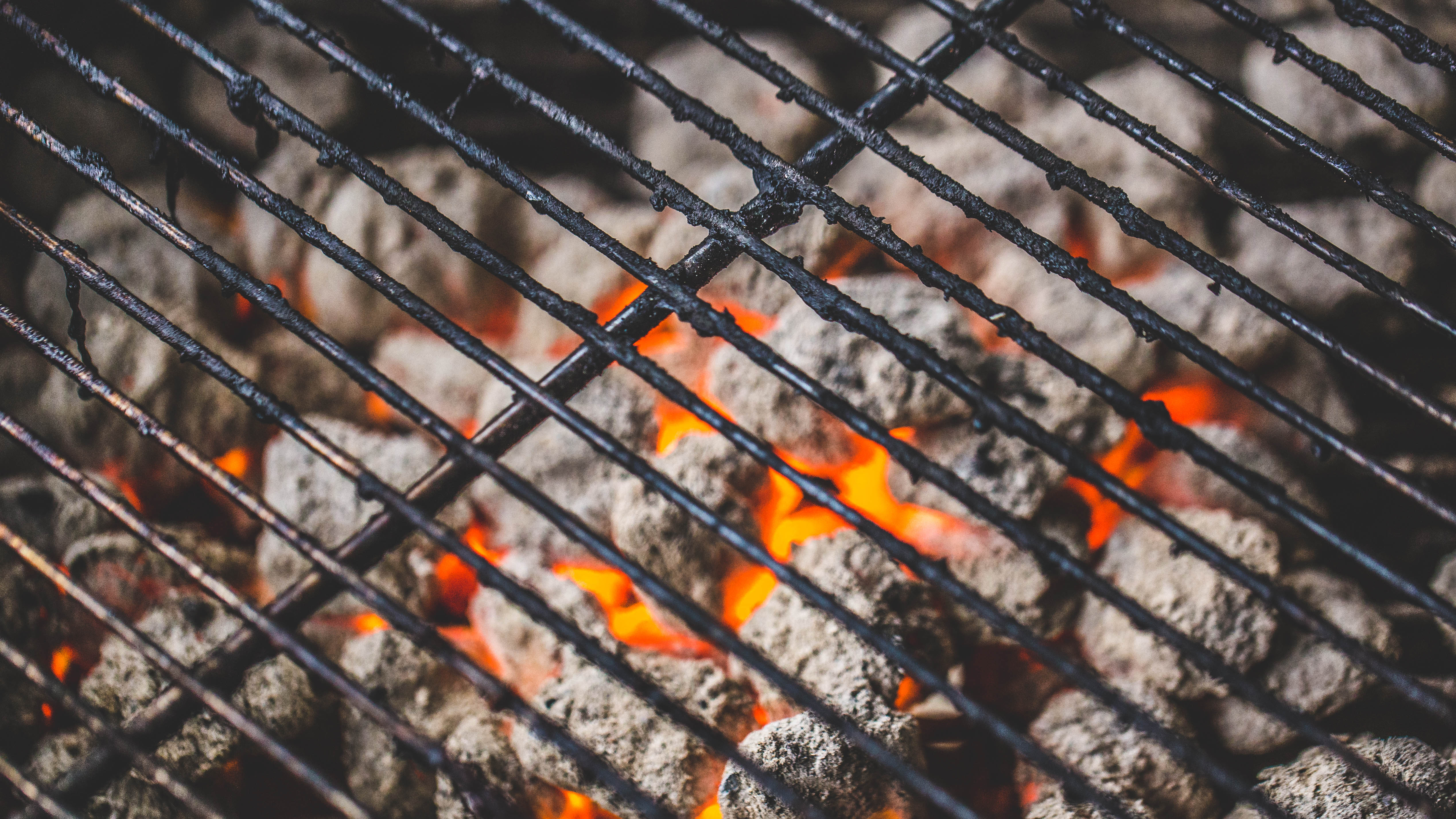 Un gril à charbon chaud avec des grilles sales