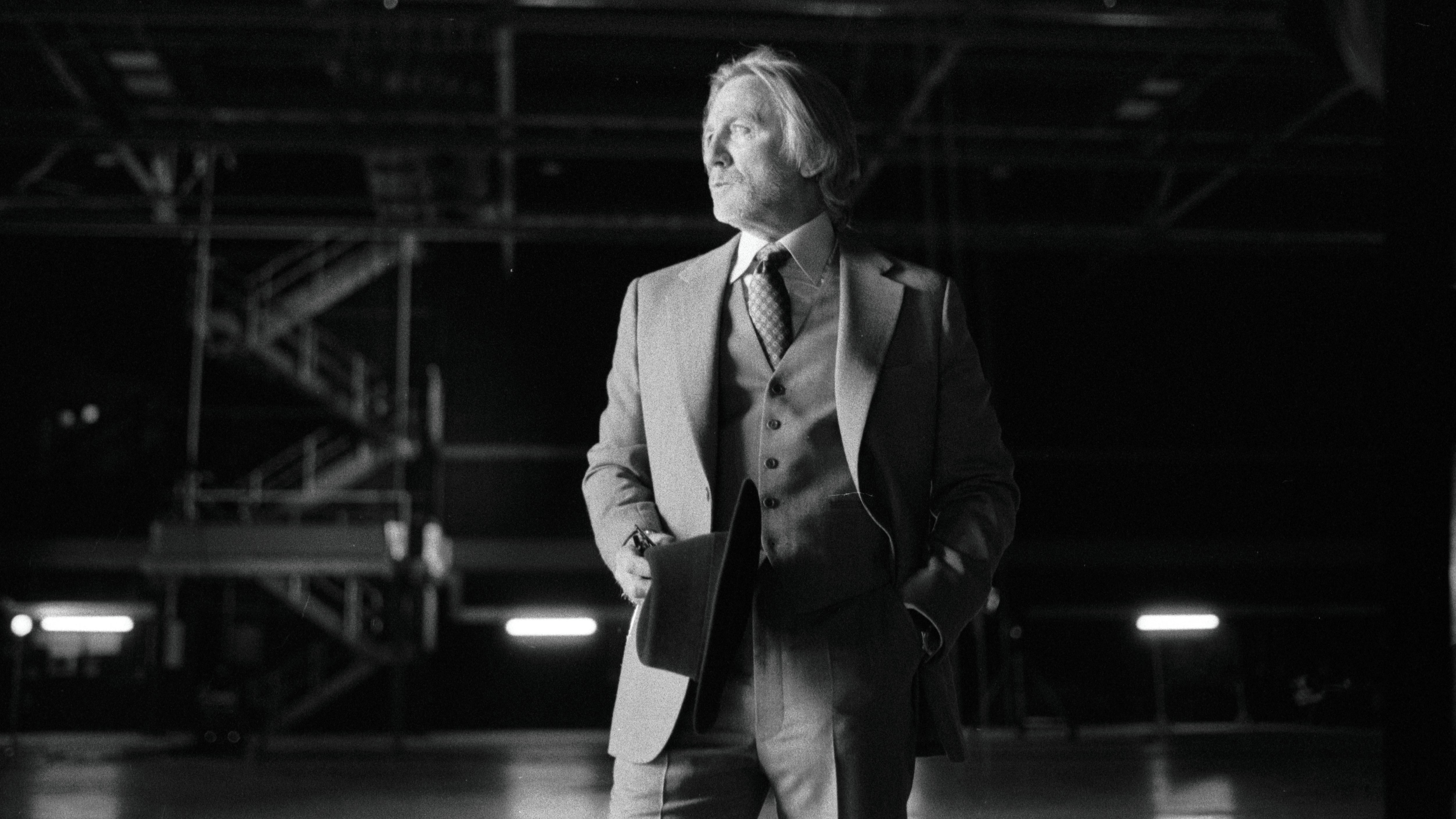 Daniel Craig dans un costume en tant que Benoit Blanc dans une photo en noir et blanc sur les couteaux Out 3: Wake Up Dead Man