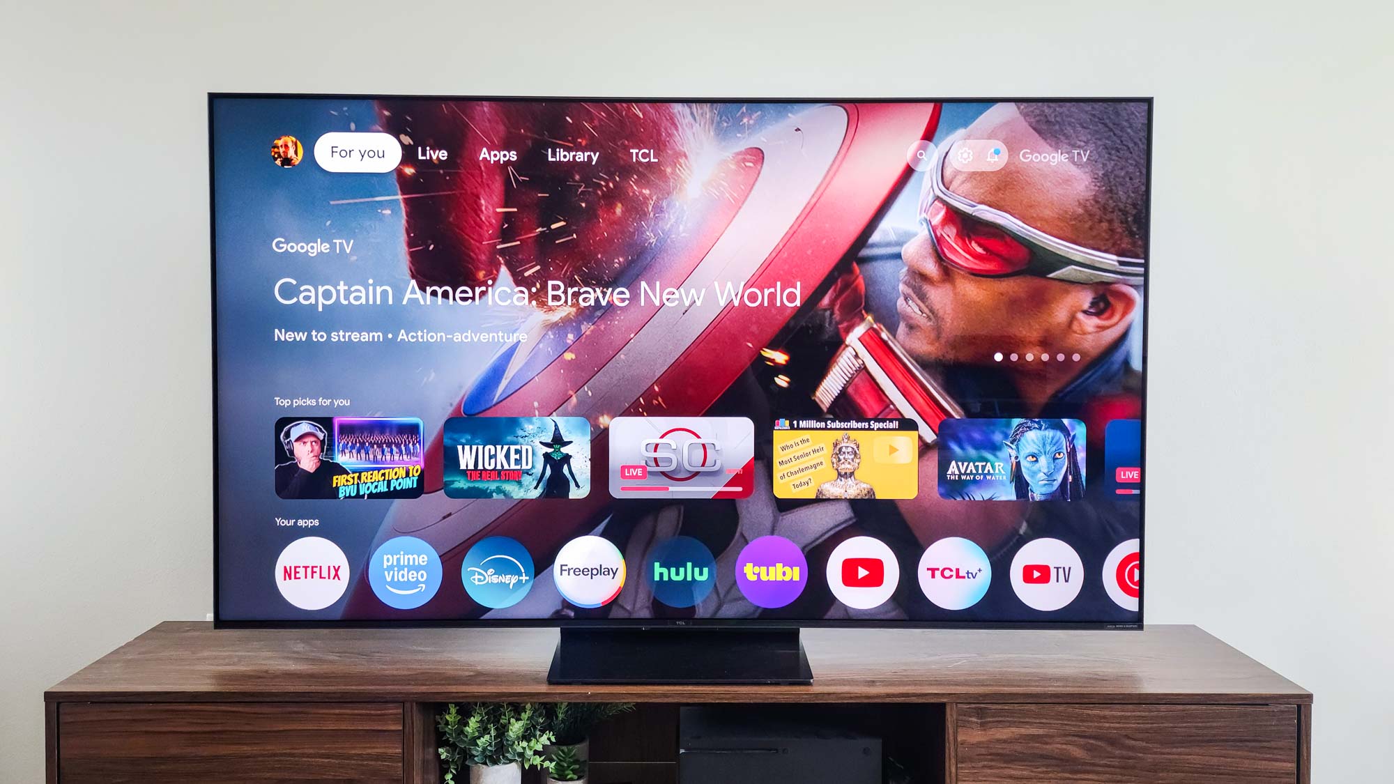 Un TV TCL QM7K QD-MINI LED TV sur une table d'appoint