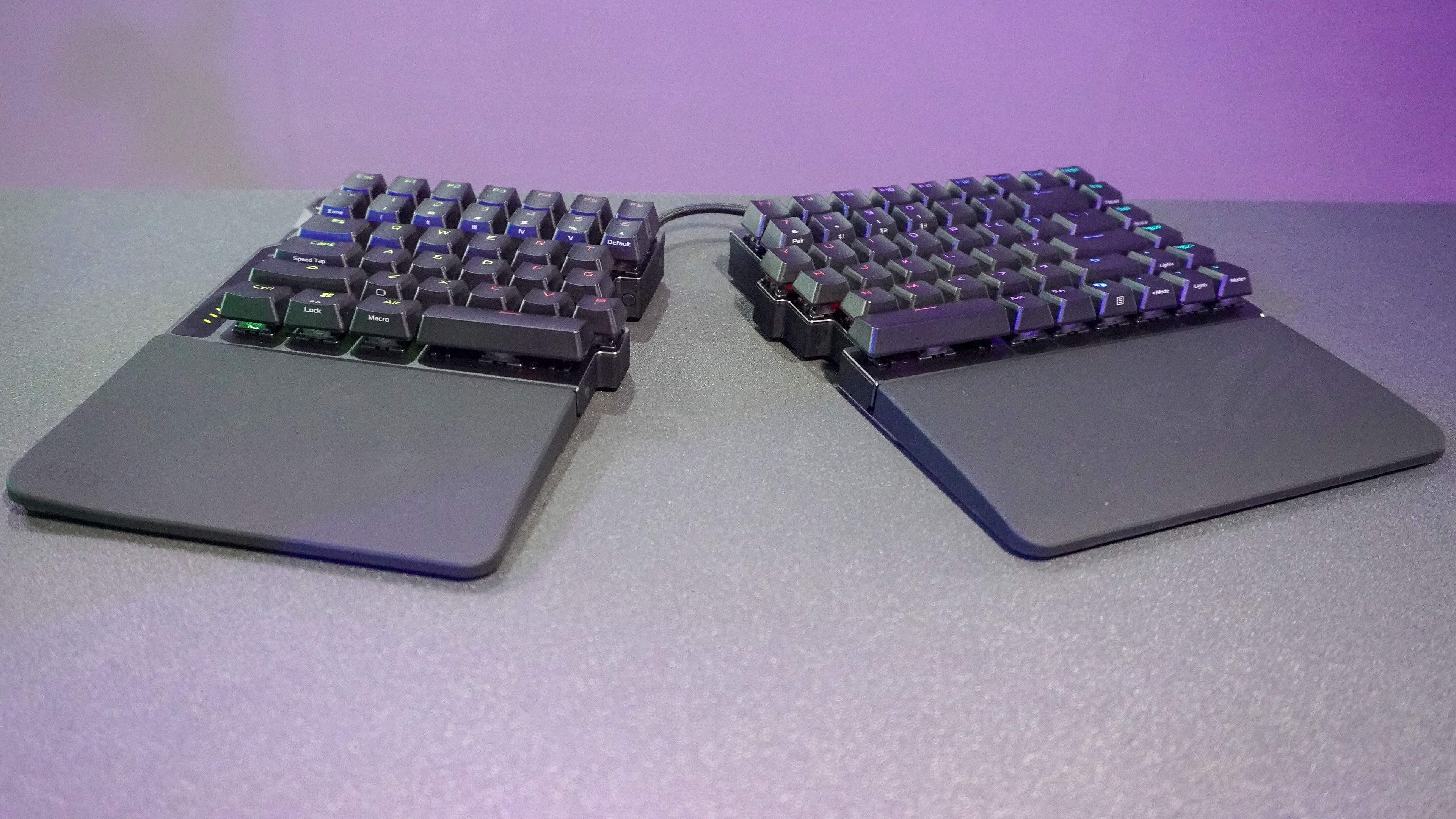 Le clavier magnétique divisé Asus Rog Falcata sur une table