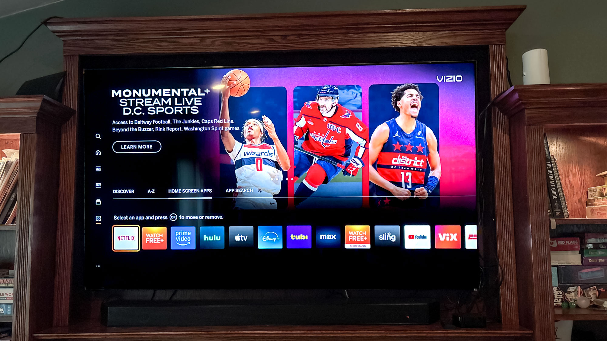 Vizio P-Series Quantum x TV sur stand dans le salon