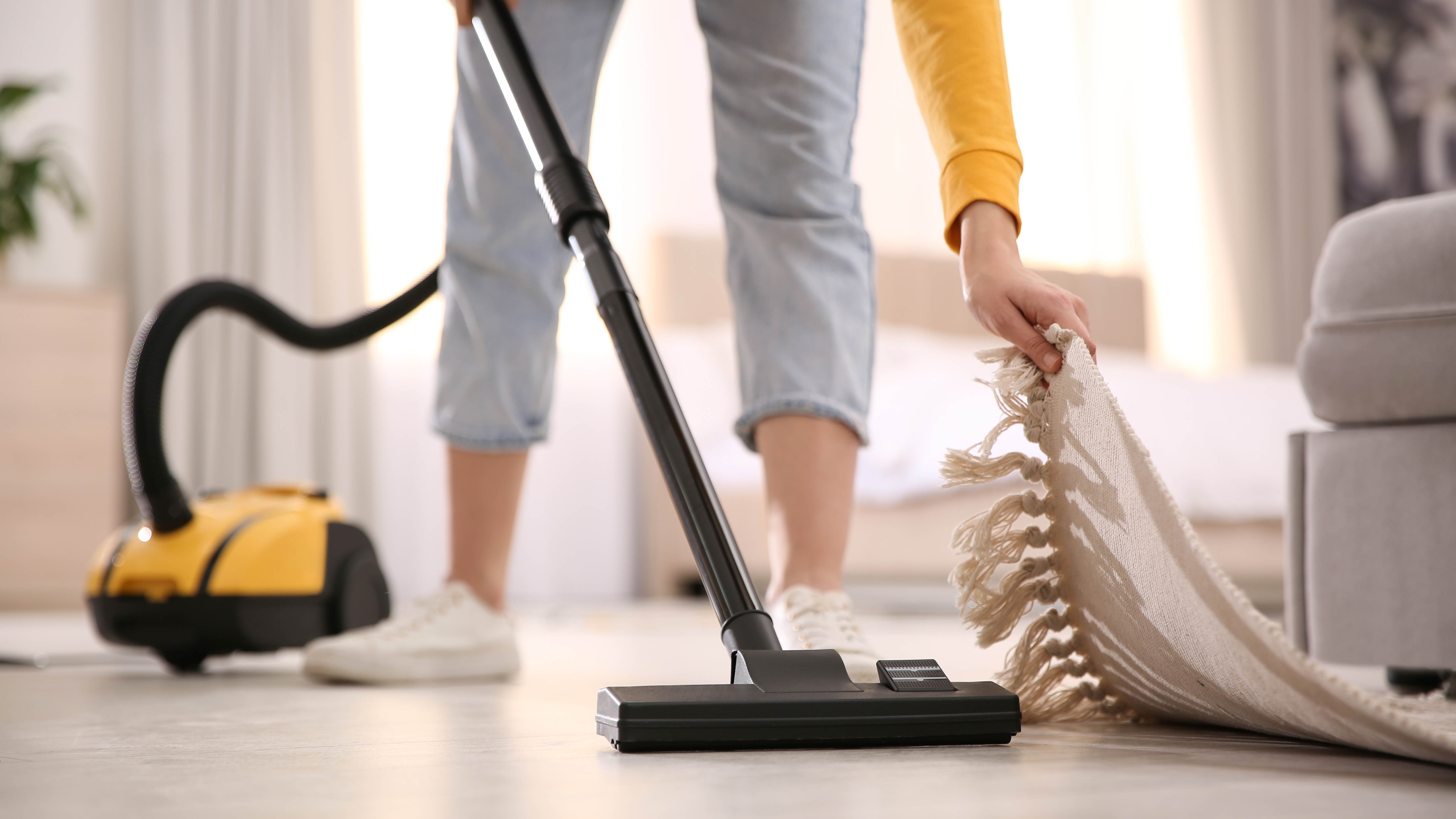 Plancher à l'aspirateur pour la femme