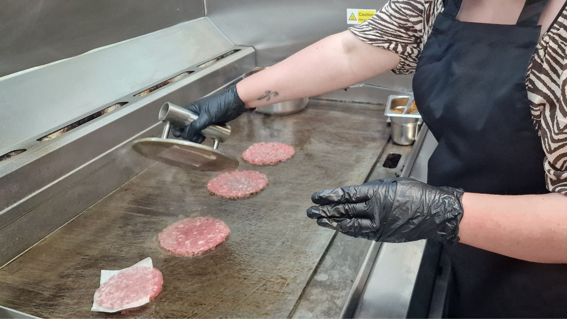Smashing Burgers sur la plaque chauffante