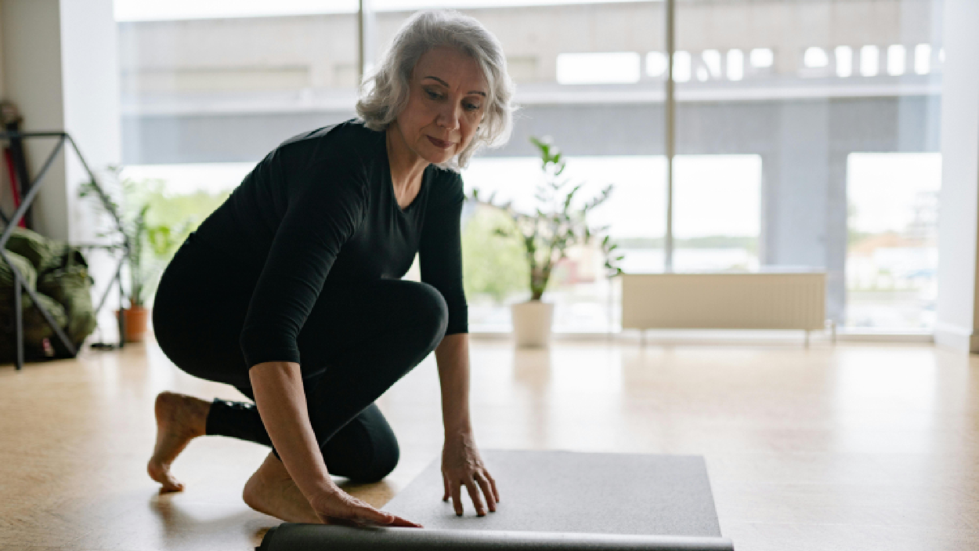 Femme et tapis de yoga