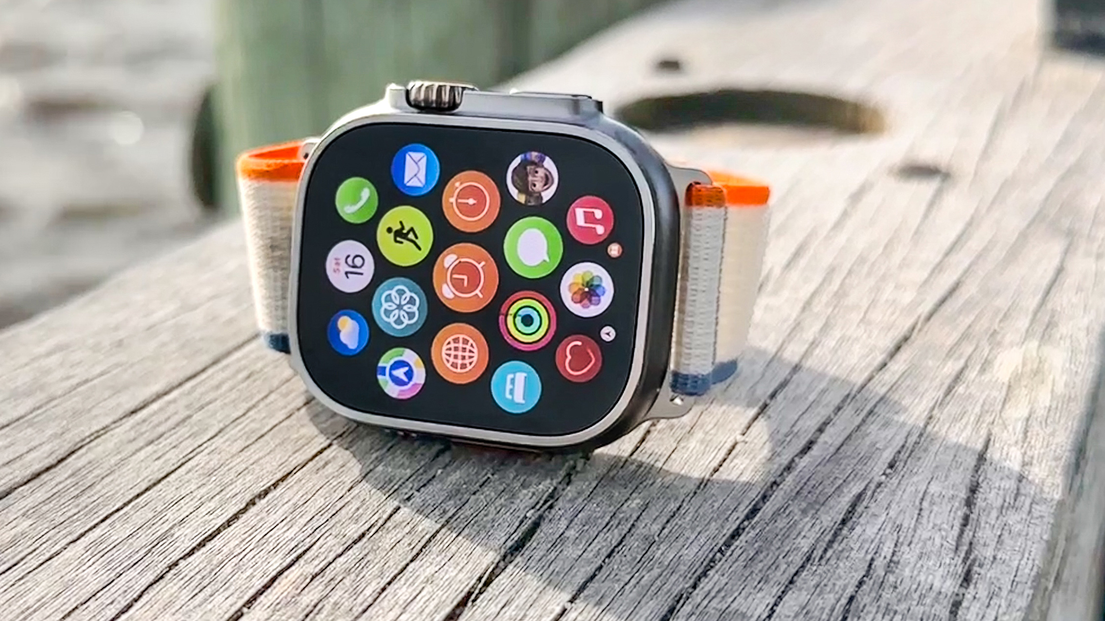 Apple Watch Ultra 2 sur un morceau de bois altéré.