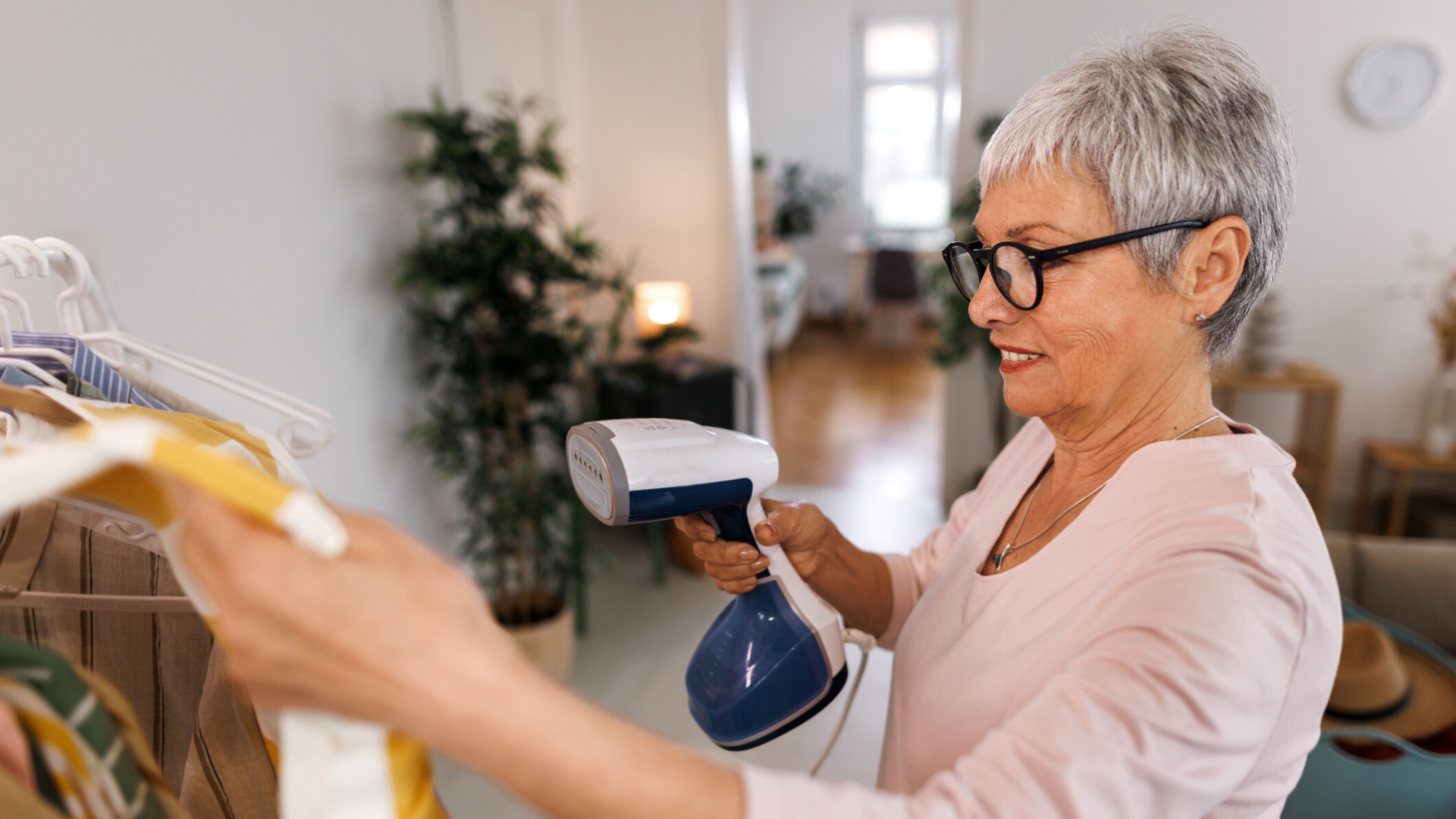 Femme utilisant un cuiseur à vapeur en tissu