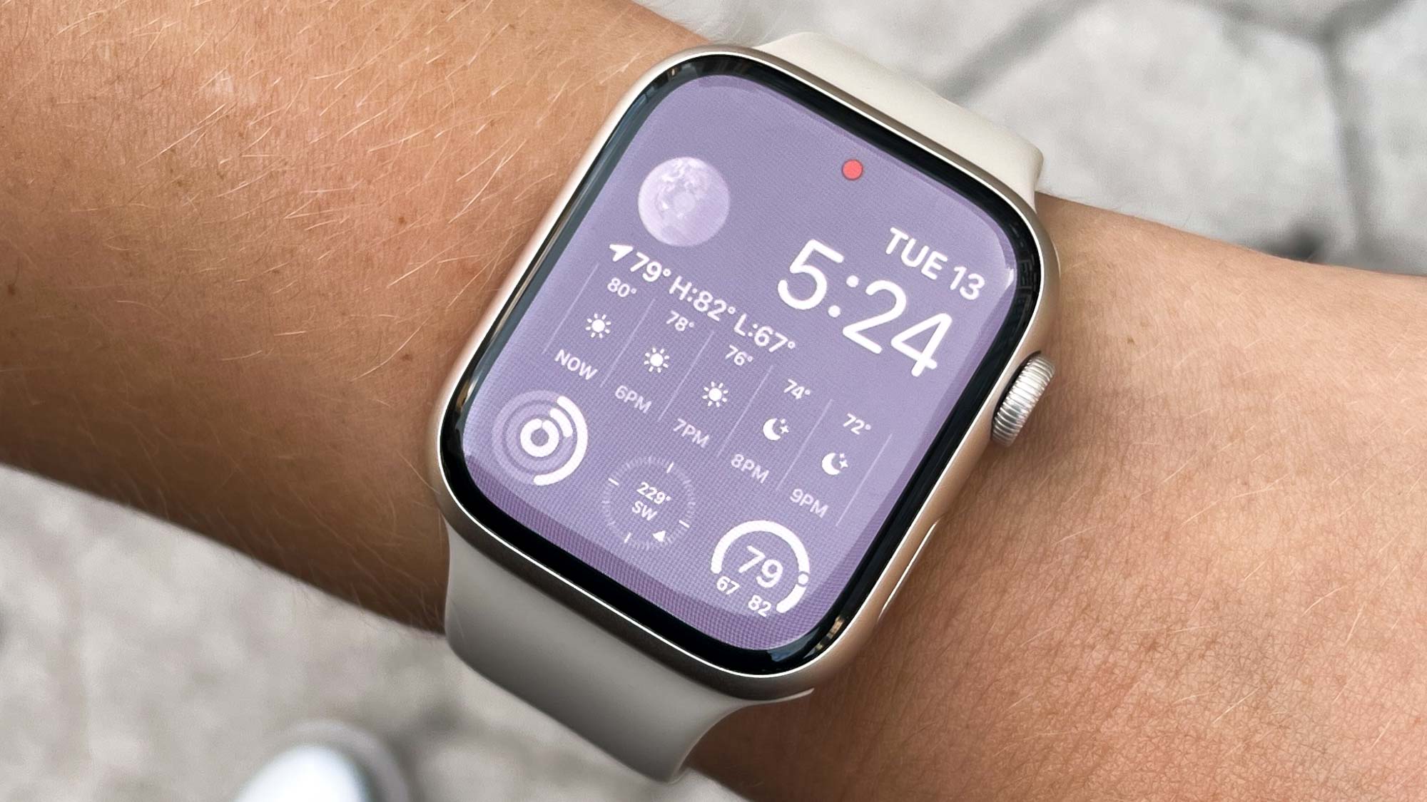 Apple Watch Series 8 montré au poignet