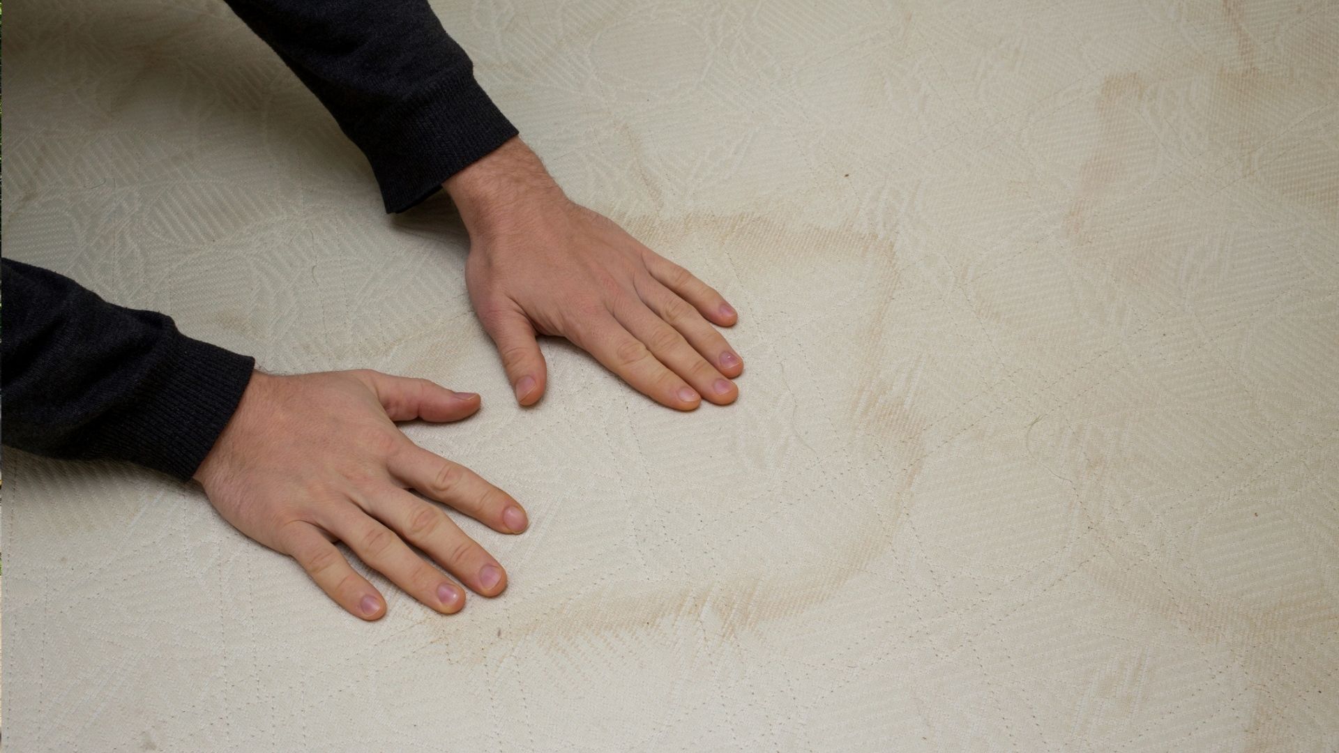 Vous ne croirez pas à quel point votre matelas est grossier en été – voici comment garder votre lit propre image-30192