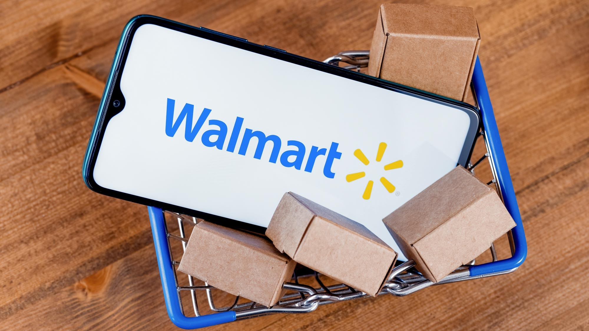 Mini panier tenant un smartphone avec le logo Walmart à l'écran
