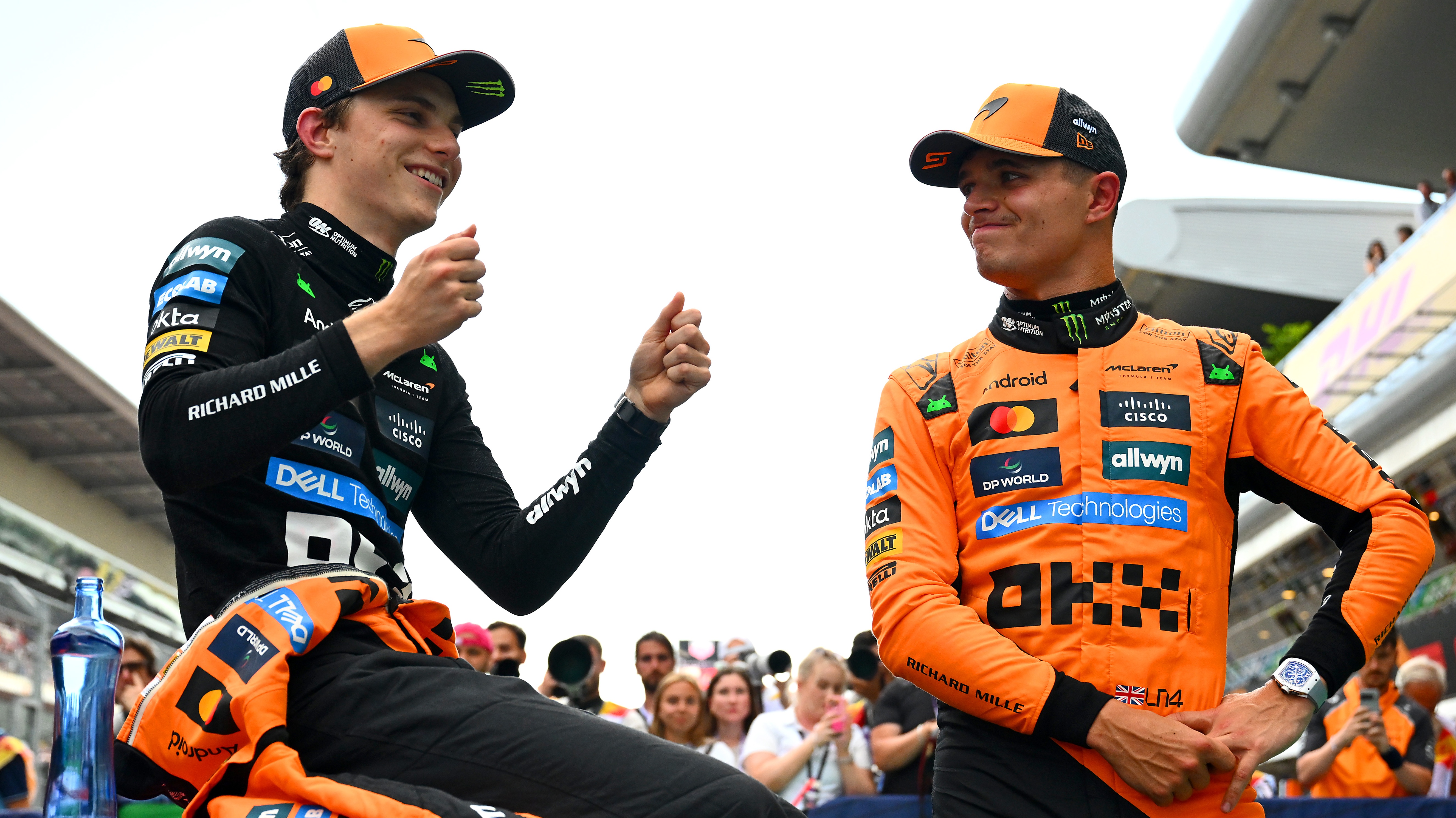 Pole position qualificatif Oscar Piastri d'Australie et de McLaren et qualificatif de deuxième place Lando Norris de Grande-Bretagne et McLaren Talk à Parc Ferme lors de la qualification avant le Grand Prix de F1 d'Espagne à Circuit de Barcelone-Catalunya