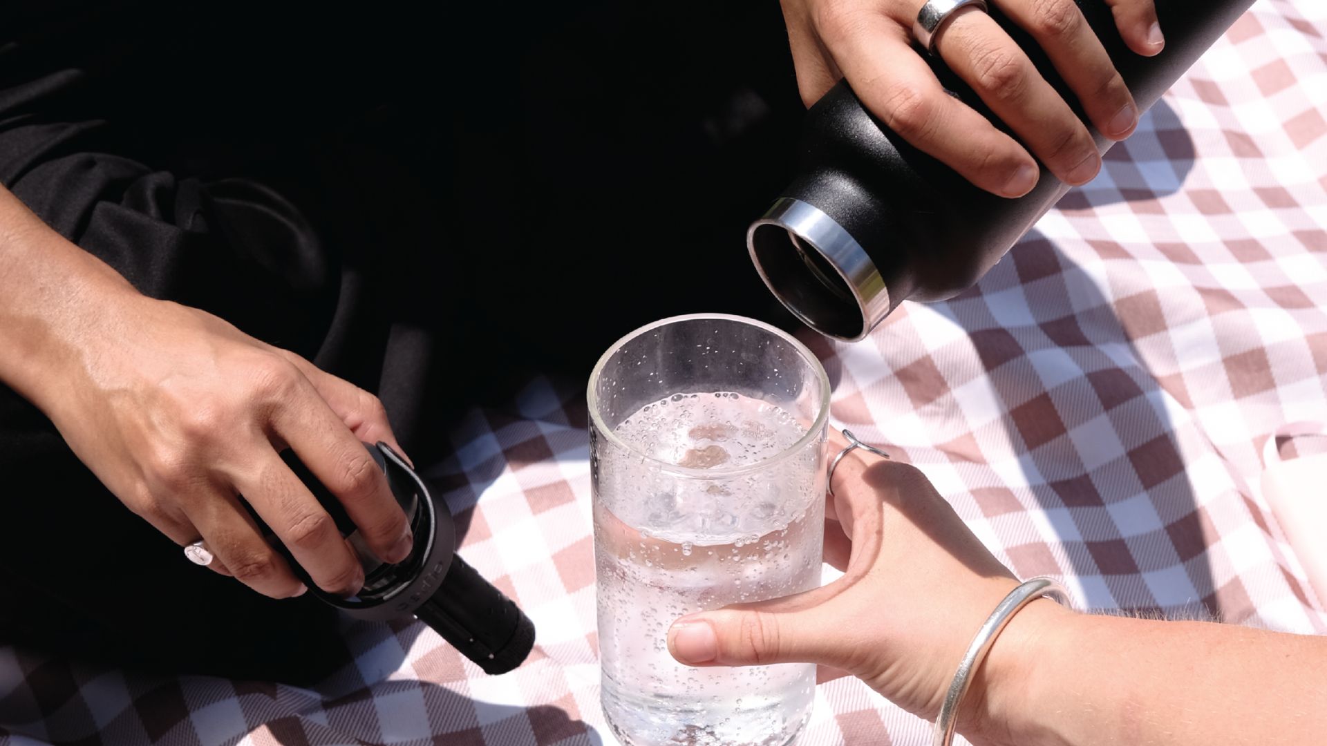 Vous n'avez pas besoin d'un sodastream – ce nouveau gadget de 54 $ se fixe à votre bouteille d'eau et peut faire des boissons gazeuses en déplacement image-30674