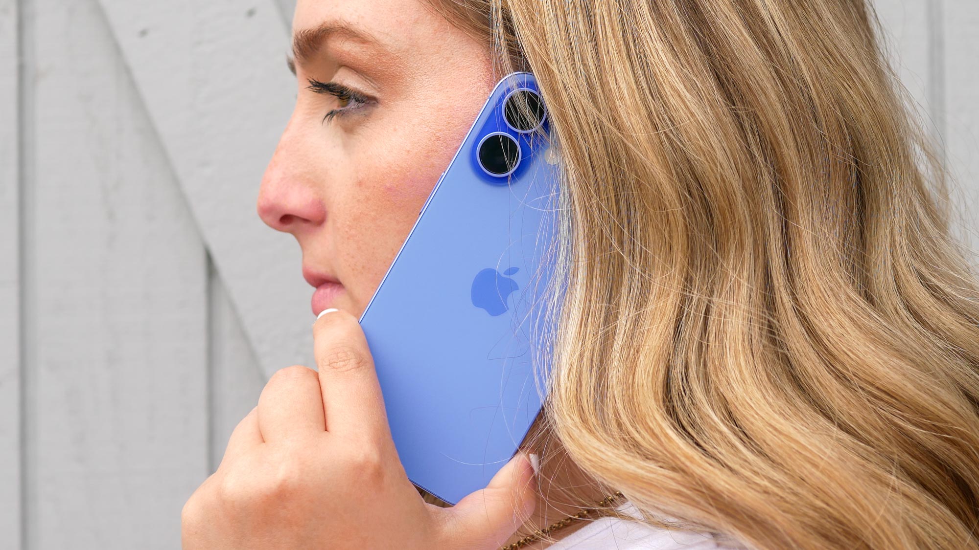 Apple iPhone 16 tenu à la main.