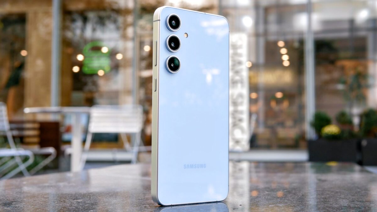 Oubliez les pliables – Samsung's Galaxy S25 Fe a fui dans une image réelle, pas seulement des rendus image-30556