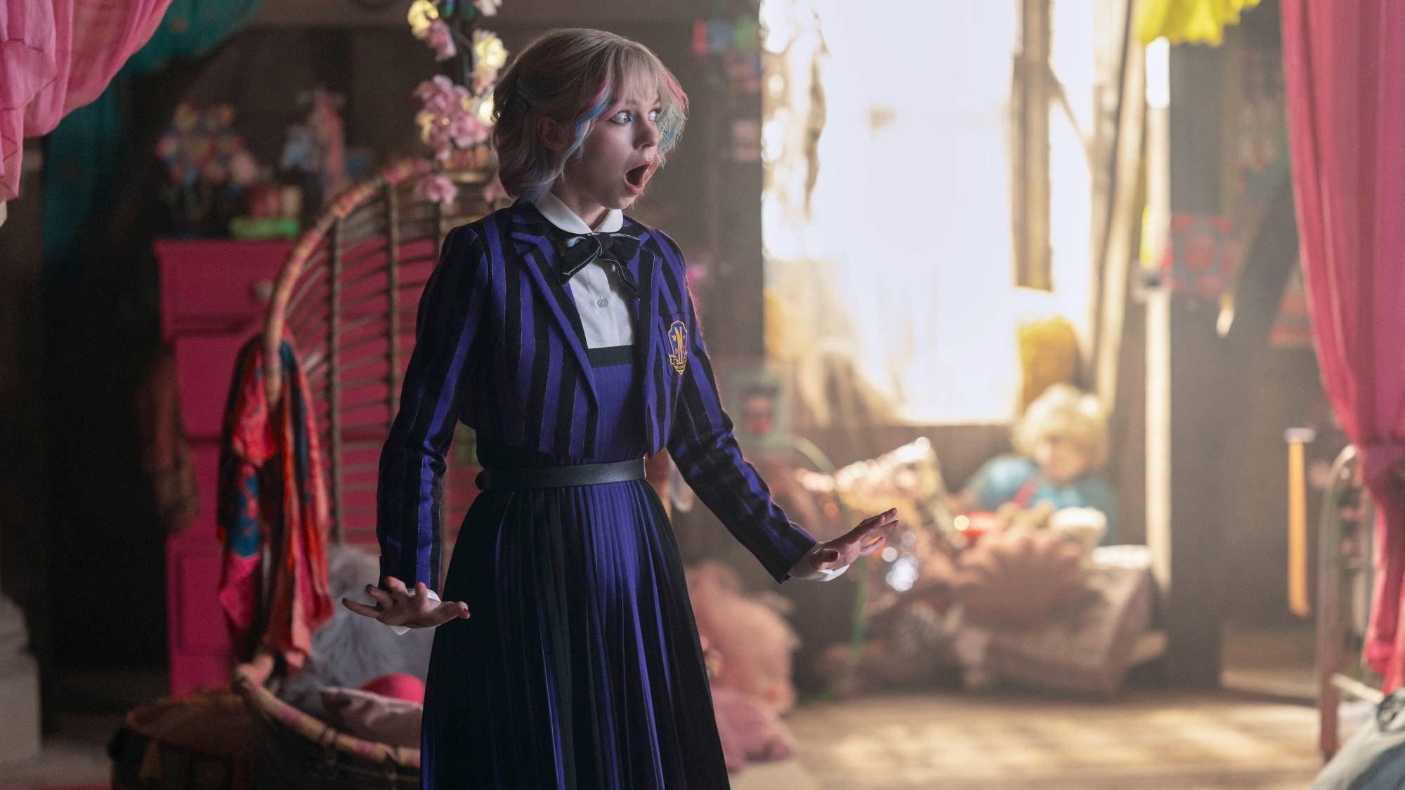 Emma Myers comme Enid Sinclair en