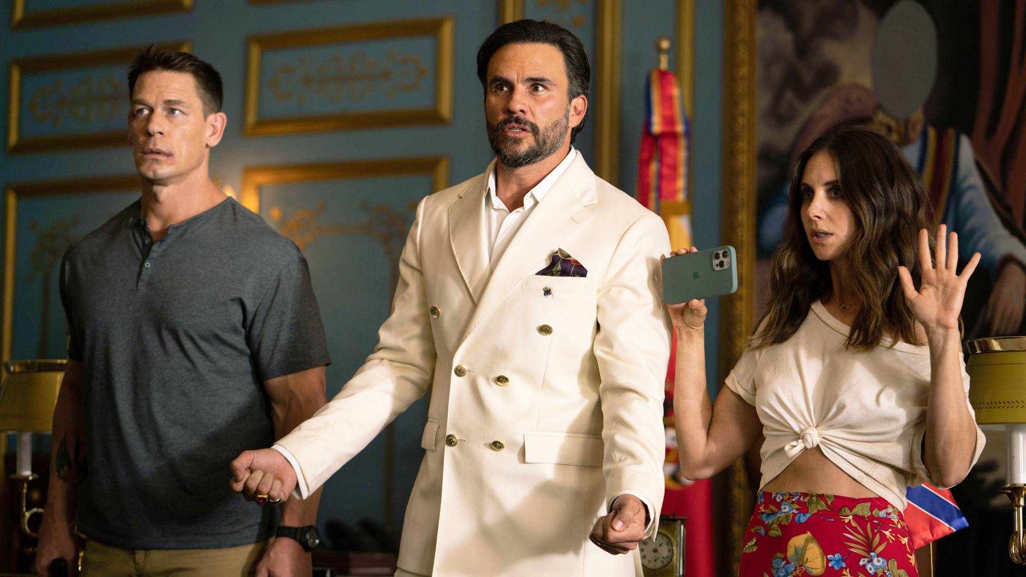 (LR) John Cena en tant que Mason Pettits, Juan Pablo Raba comme Juan Venegas et Alison Brie comme Claire Wellington