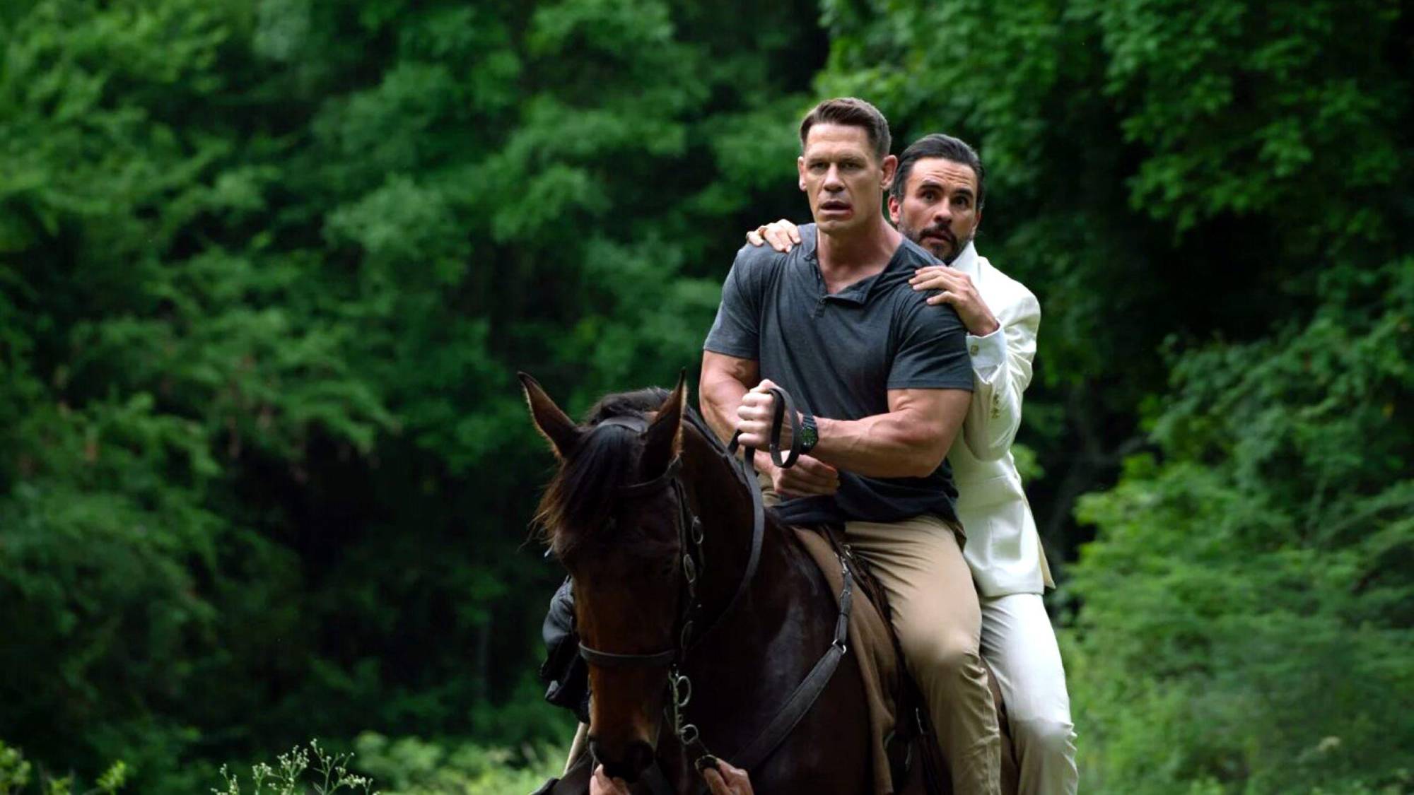 (LR) John Cena en tant que Mason Pettits et Juan Pablo Raba comme Juan Venegas en