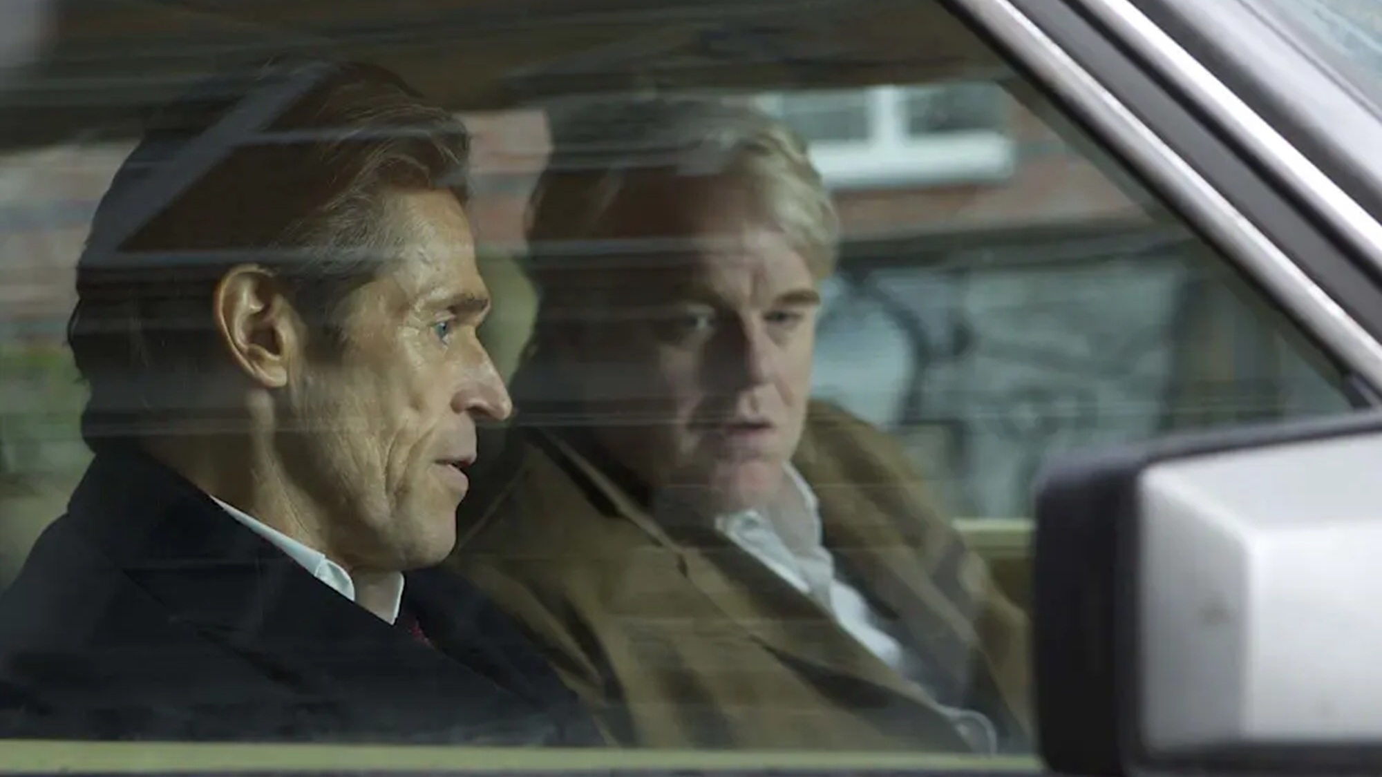 Willem Dafoe et Philip Seymour Hoffman chez un homme du monde recherché