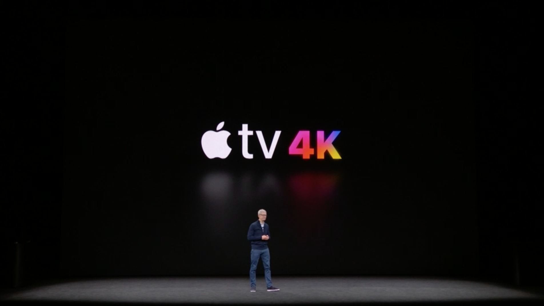 Tim Cook à l'avant Apple TV 4K Logo avec la couleur 4K