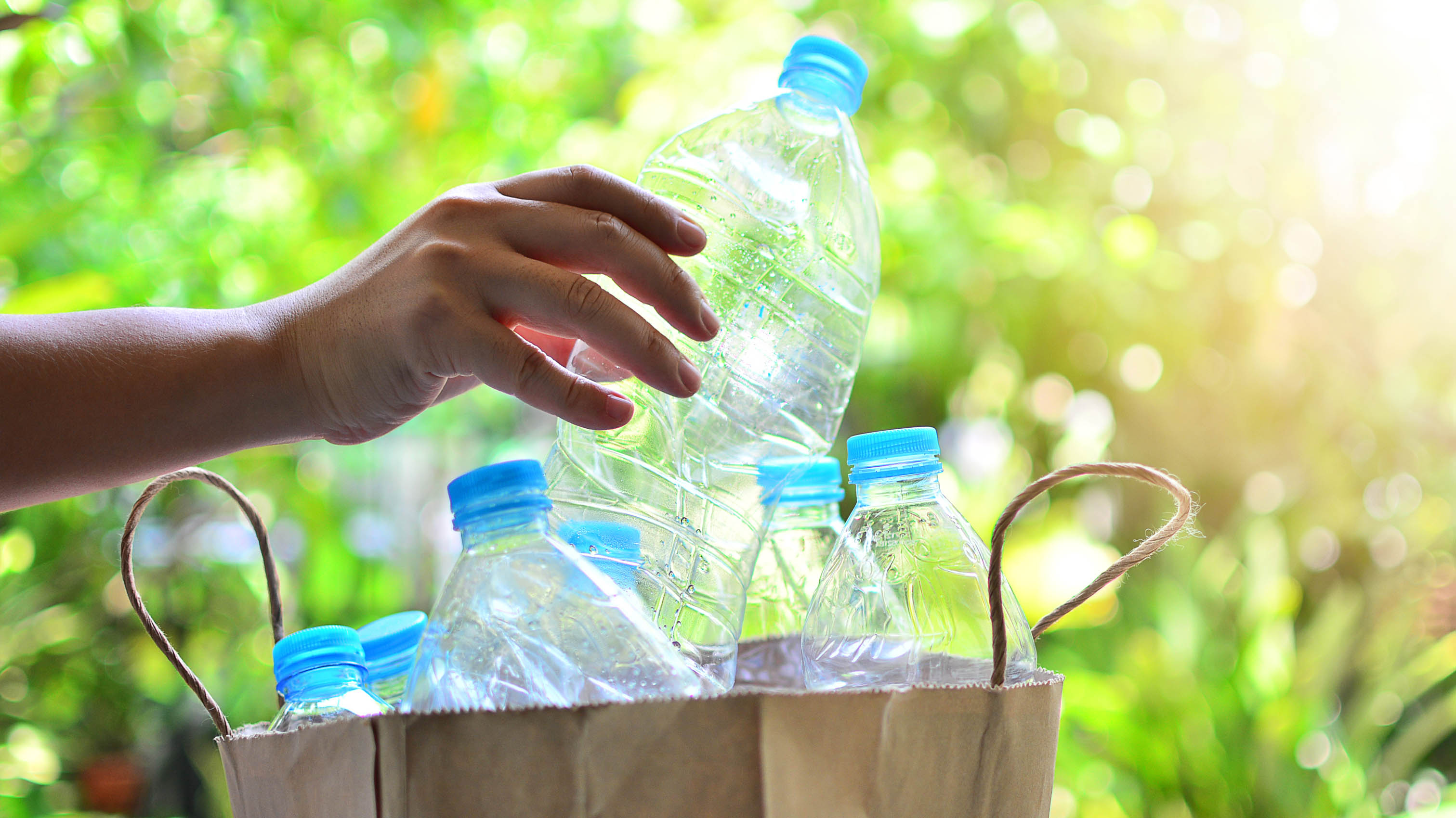 Bouteilles en plastique dans un sac