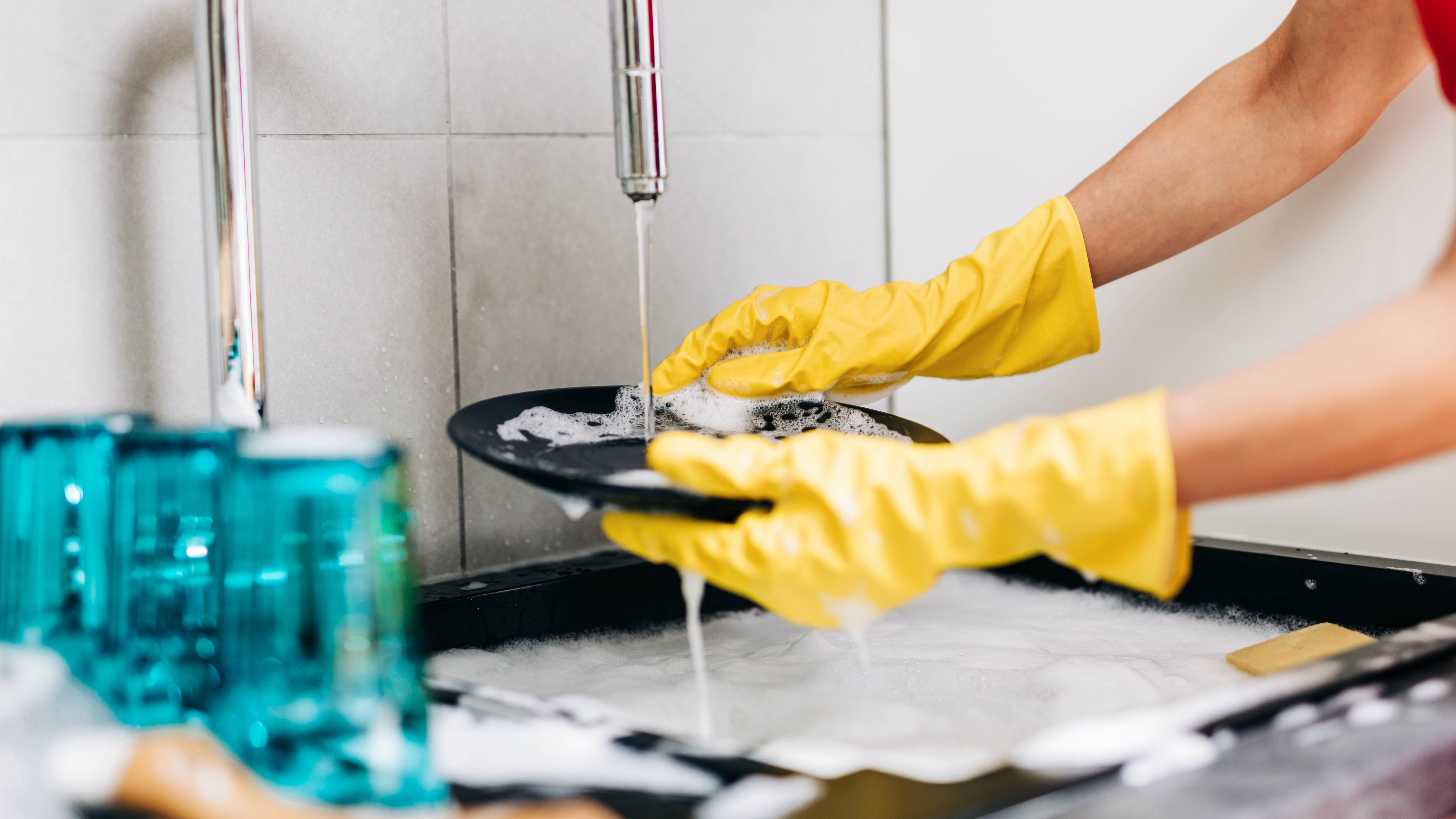 Plats lavés avec de l'eau savonneuse dans un évier