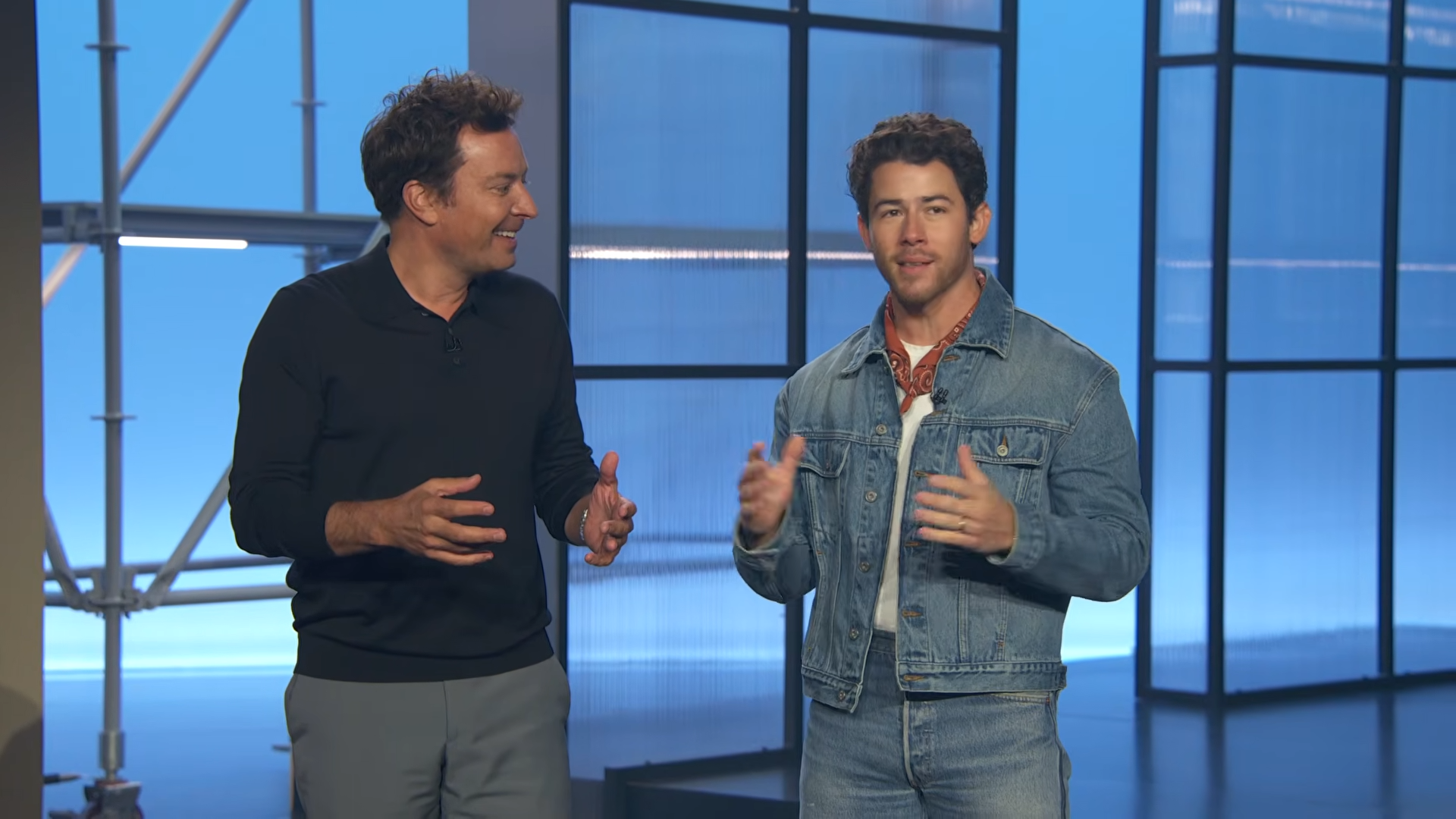 Jimmy et un frère de Jonas faisant leurs débuts sur leur clip