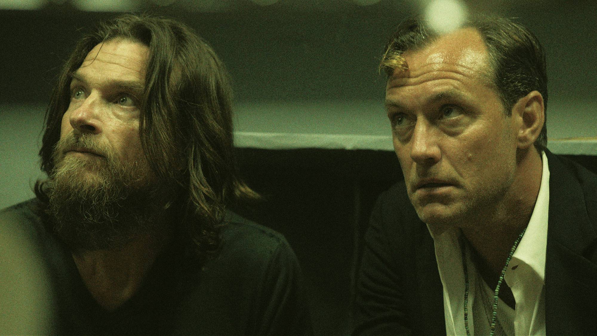 Jason Bateman en tant que Vince et Jude Law en tant que Jake dans & quot; Black Rabbit & quot; sur Netflix