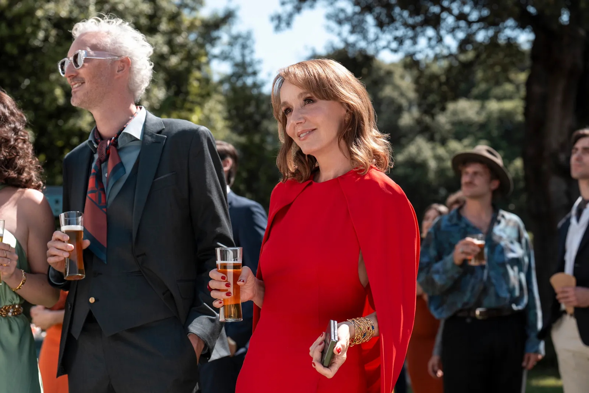 Bruno Gouery en tant que Luc et Philippine Leroy-Beaulieu comme Sylvie Grateau à Emily à Paris