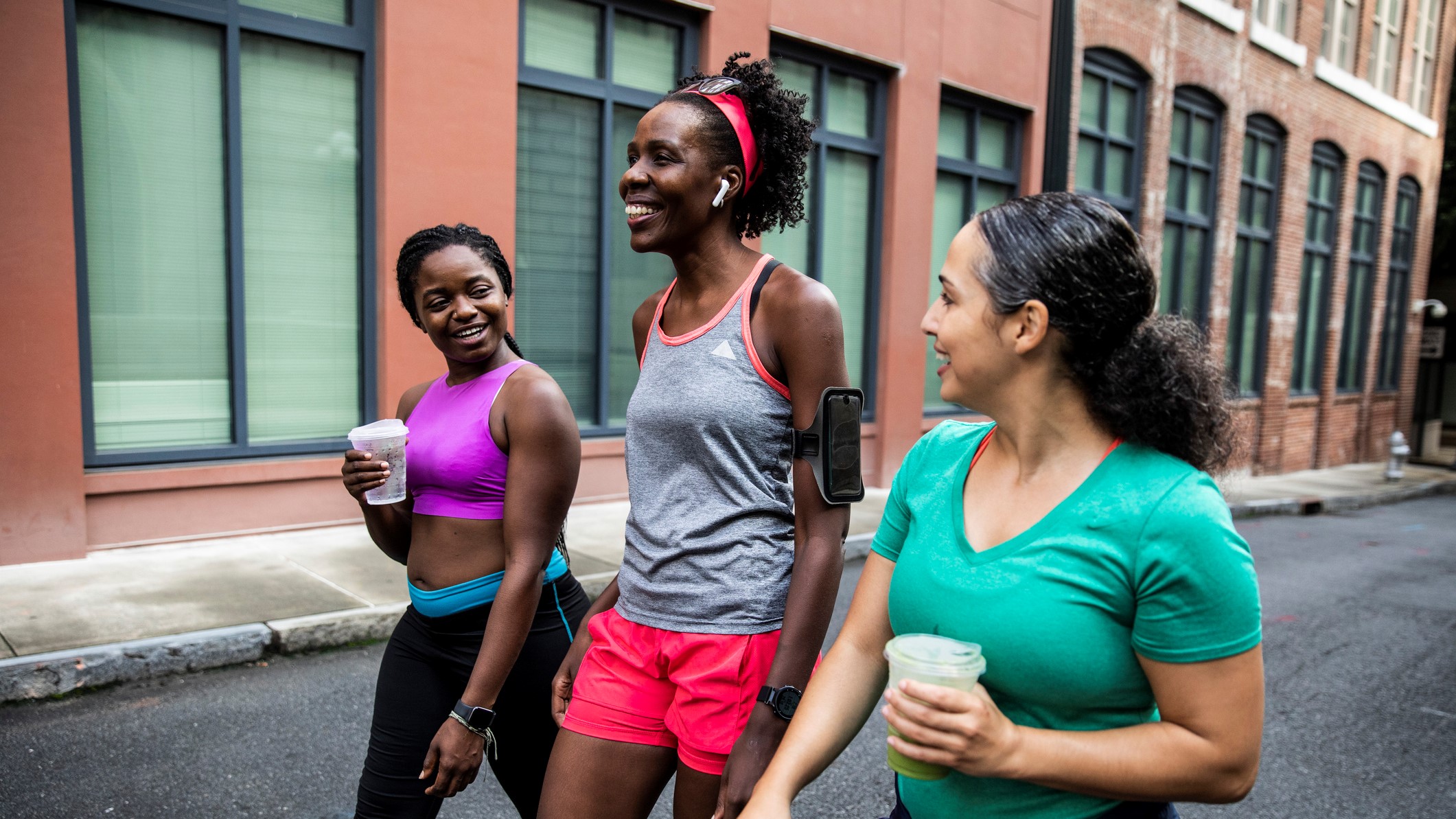 Trois femmes marchant dans une ville