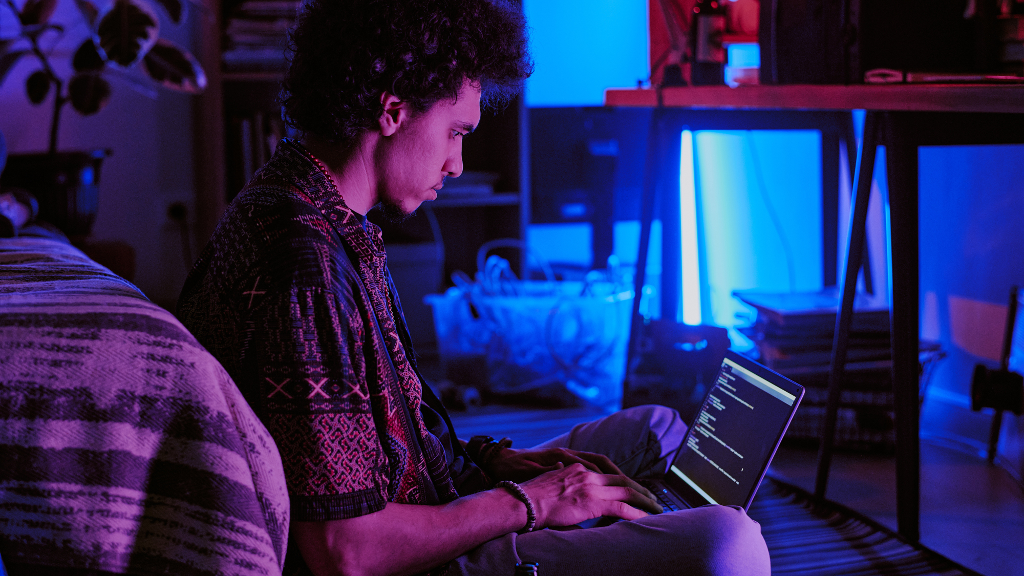 Personne codage sur l'ordinateur