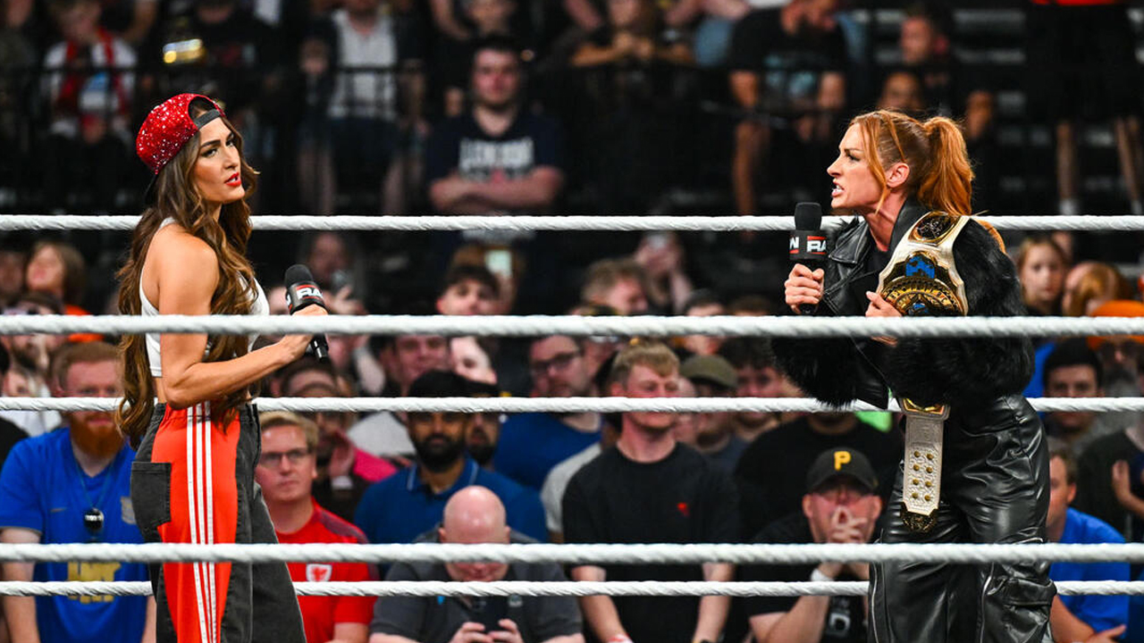 Nikki Bella et Becky Lynch se penchent sur la WWE RAW avant la WWE Clash à Paris