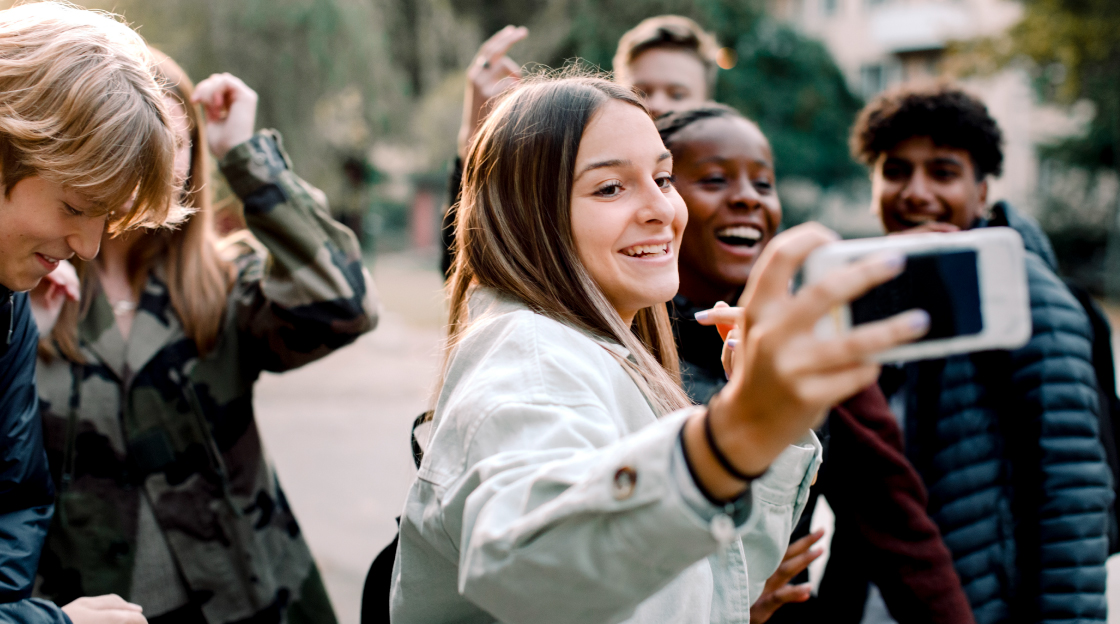 Les adolescents prenant un selfie tout en étant protégé par des contrôles parentaux