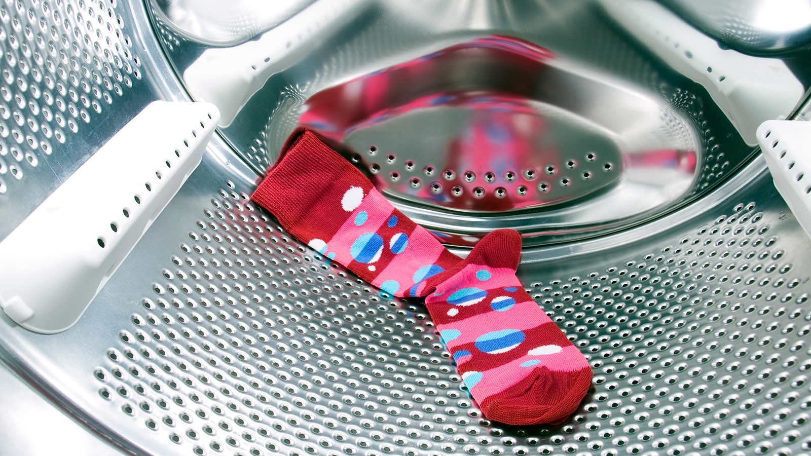 Une chaussette à l'intérieur d'une machine à laver
