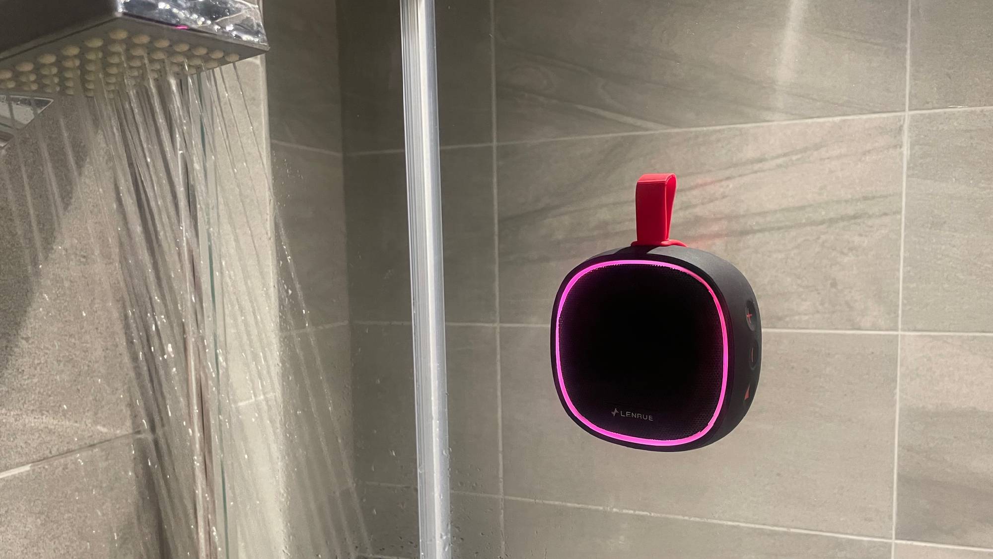 Haut-parleur Bluetooth Lenrue F9 attaché à une porte de douche en verre