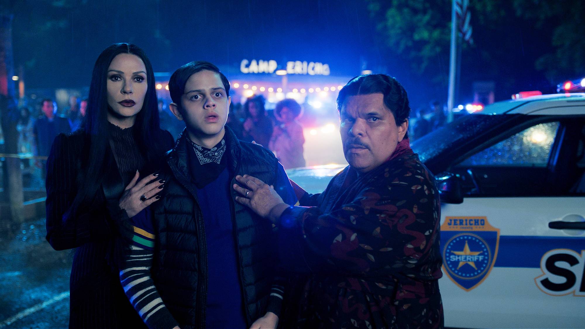 Catherine Zeta-Jones comme Morticia Addams, Isaac Ordonez comme Pugsley Addams, et Luis Guzmán comme Gomez Addams