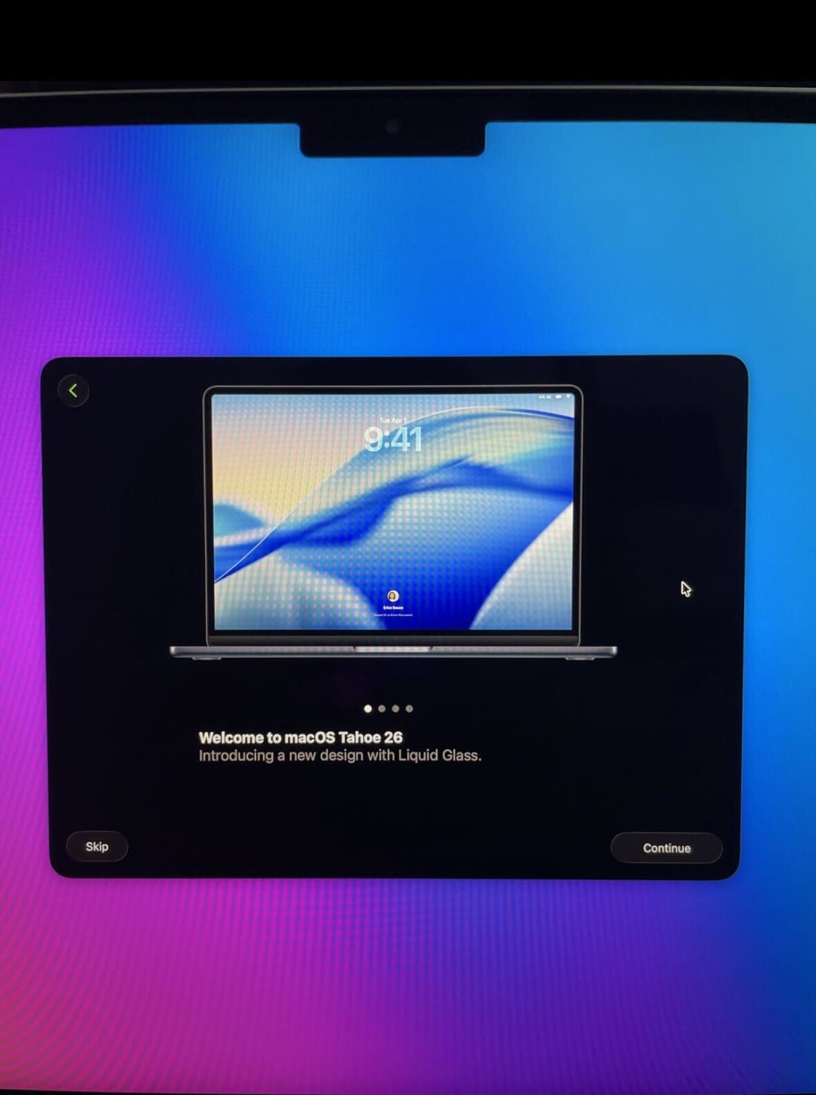 Capture d'écran de MacOS Tahoe Beta publique montrant un MacBook sans entaille