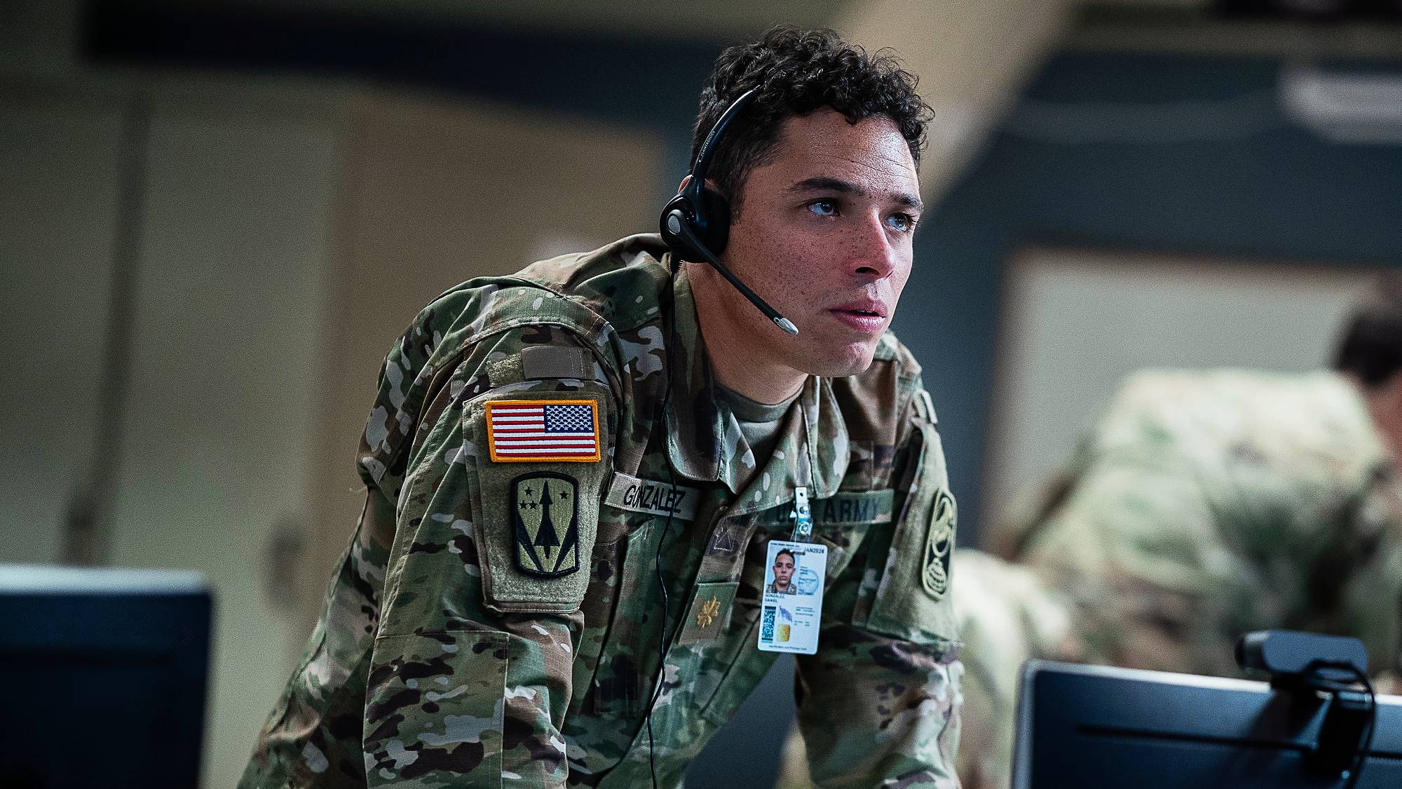 Anthony Ramos en tant que major Daniel Gonzalez et Abubakr Ali en tant que spécialiste Dan Buck dans & quot; A House of Dynamite & quot;