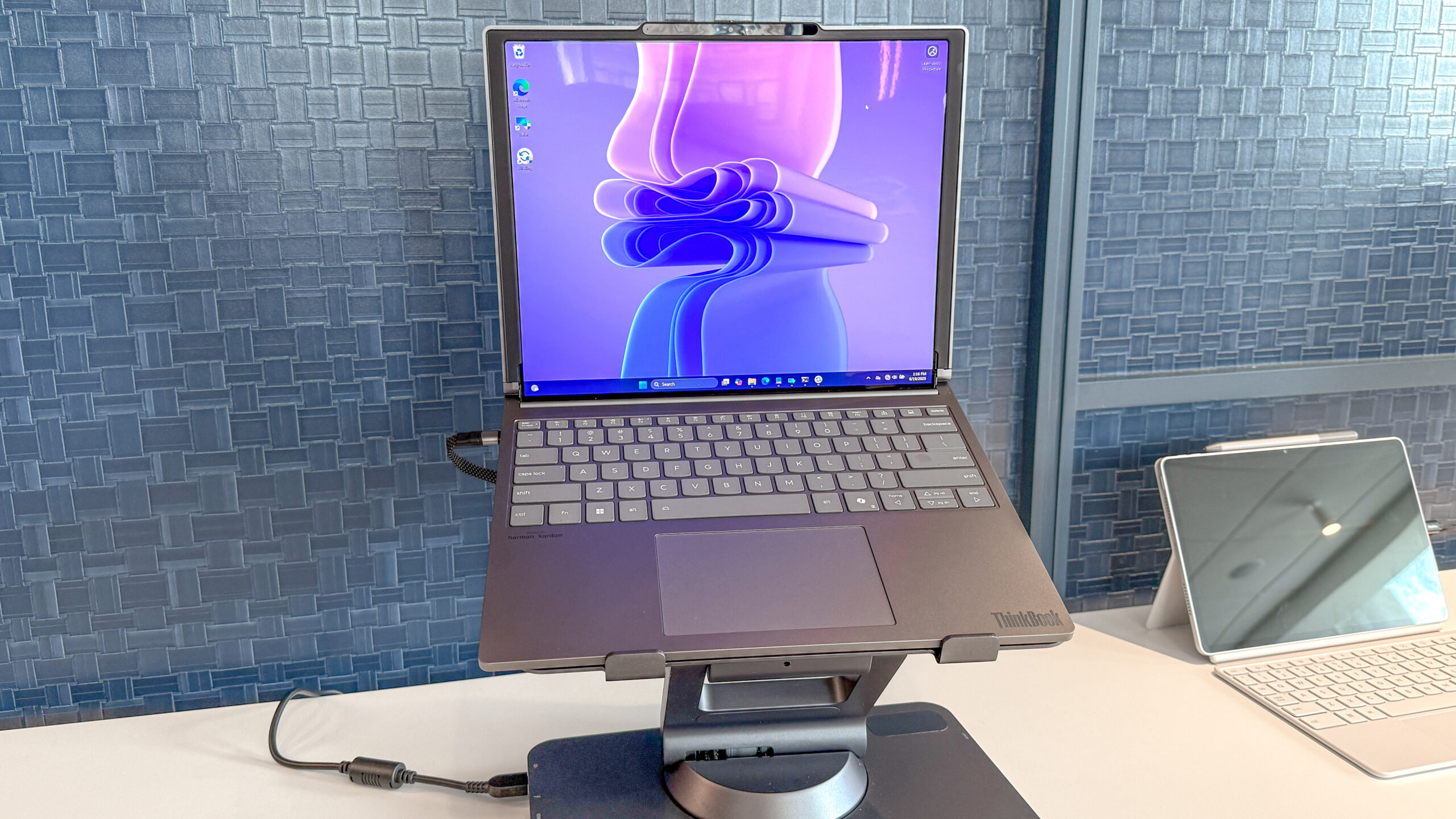 Lenovo vient de dévoiler un concept qui combine un stand d'ordinateur portable avec un quai USB image-31503