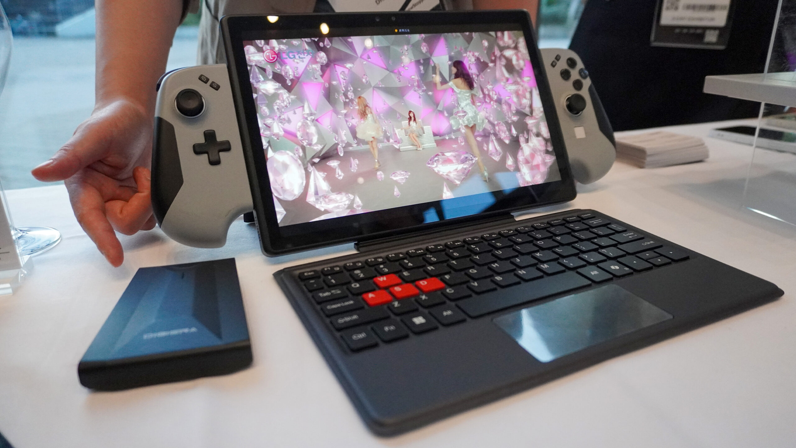 Les netbooks sont de retour, bébé! Et ce n'est même pas la partie la plus étrange de cet hybride portable de jeu image-31540