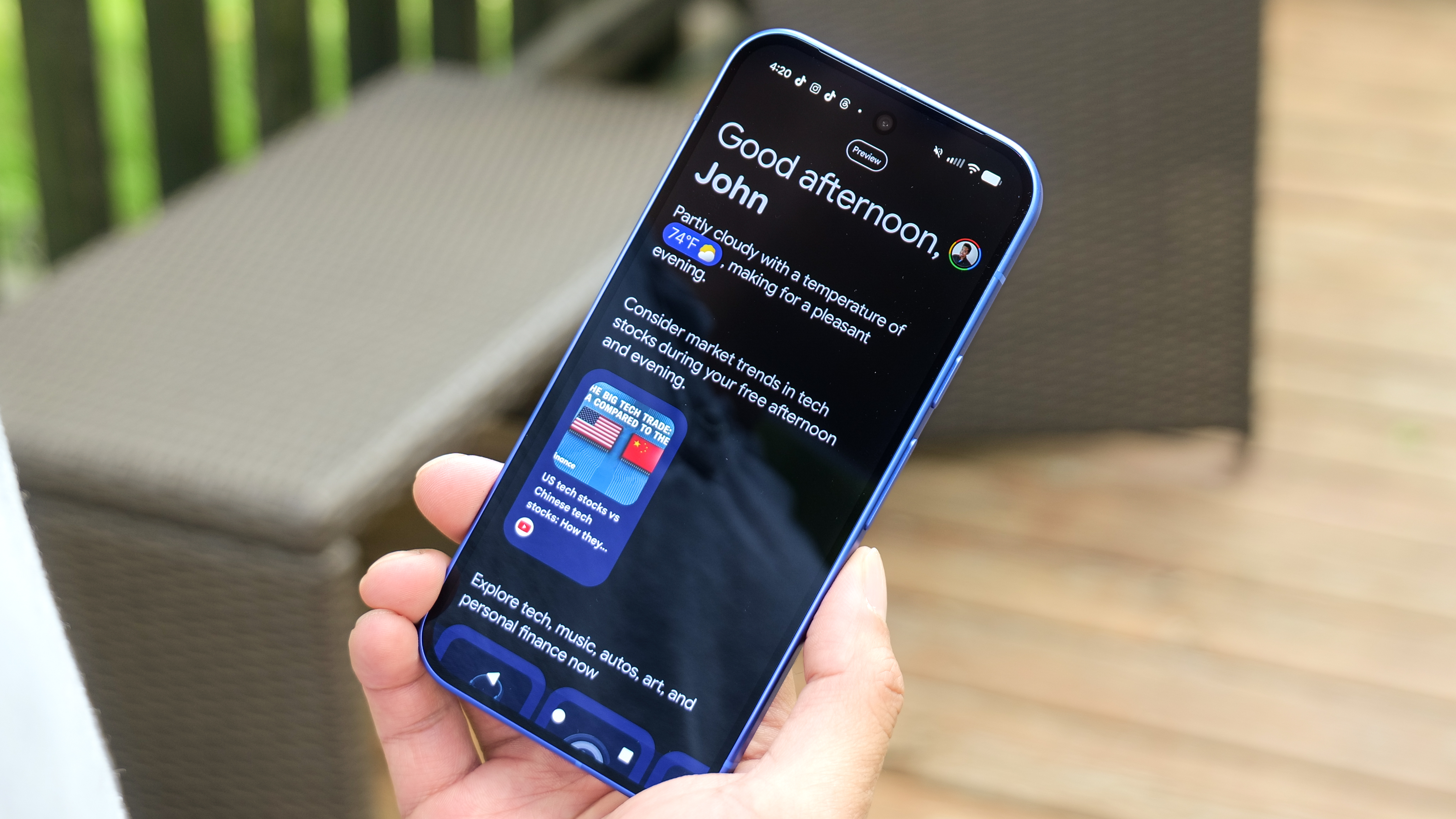 Google Pixel 10 dans la main.