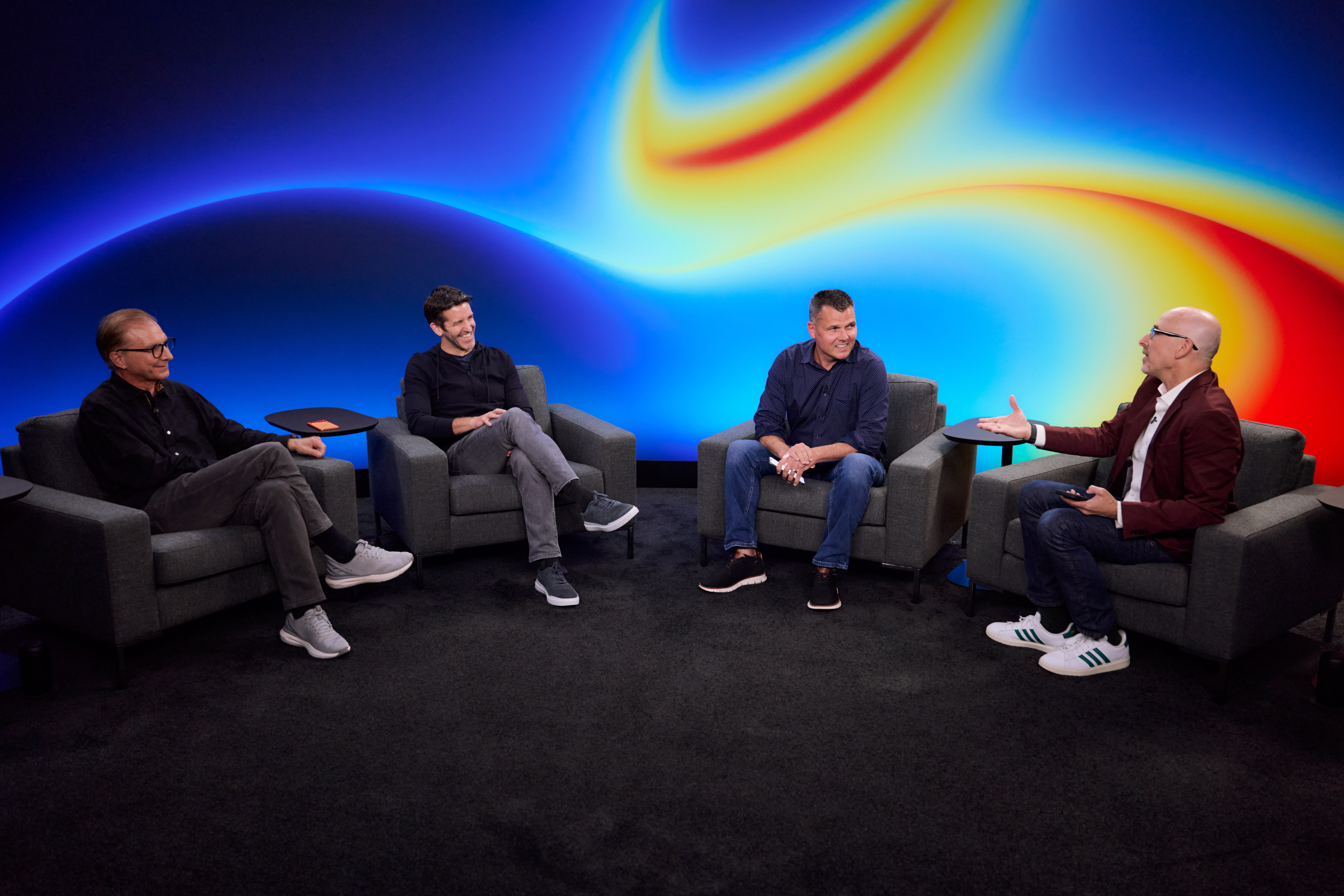 Greg Joswiak et John Ternus d'Apple, Mark Spoonauer du Guide de Tom et Lance Ulanoff de Techradar